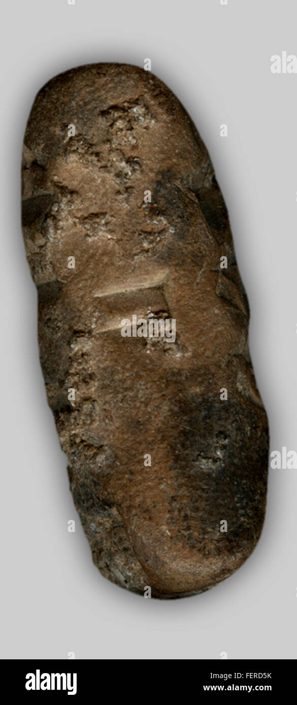 Un frammento cuneiforme di tavoletta che mostra il bordo sinistro di un antico testo mesopotamico. La scrittura cuneiforme fu usata da diverse civiltà antiche, tra cui Sumeri, Akkadiani e Babilonesi, per la registrazione e la letteratura. Foto Stock
