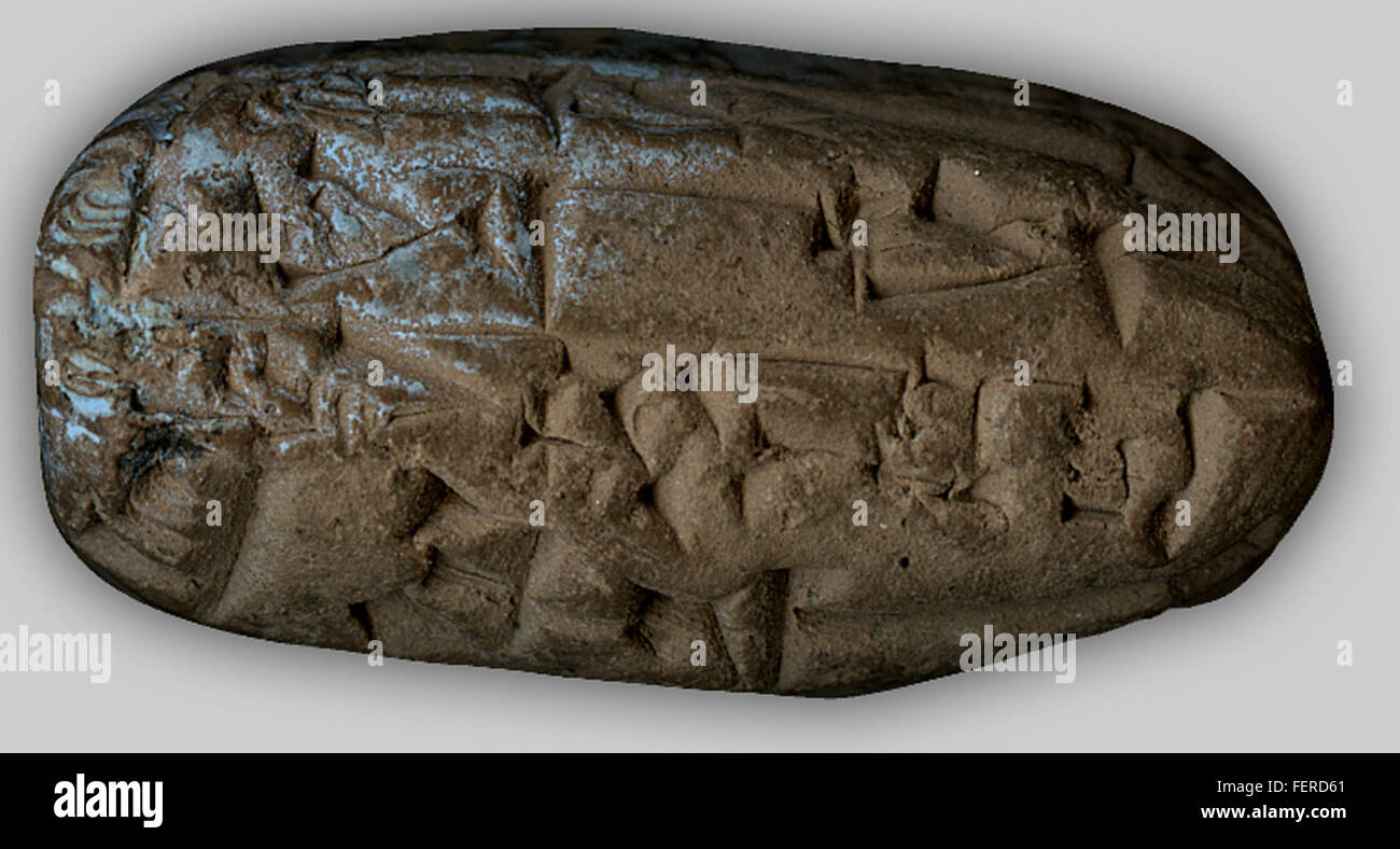 Il bordo inferiore della tavoletta cuneiforme A rivela un'ulteriore scrittura sumerica o accadica, fornendo prove cruciali sulle pratiche di scrittura e sugli eventi storici dell'antica Mesopotamia. Questo tablet è una parte importante della raccolta delle prime comunicazioni umane. Foto Stock
