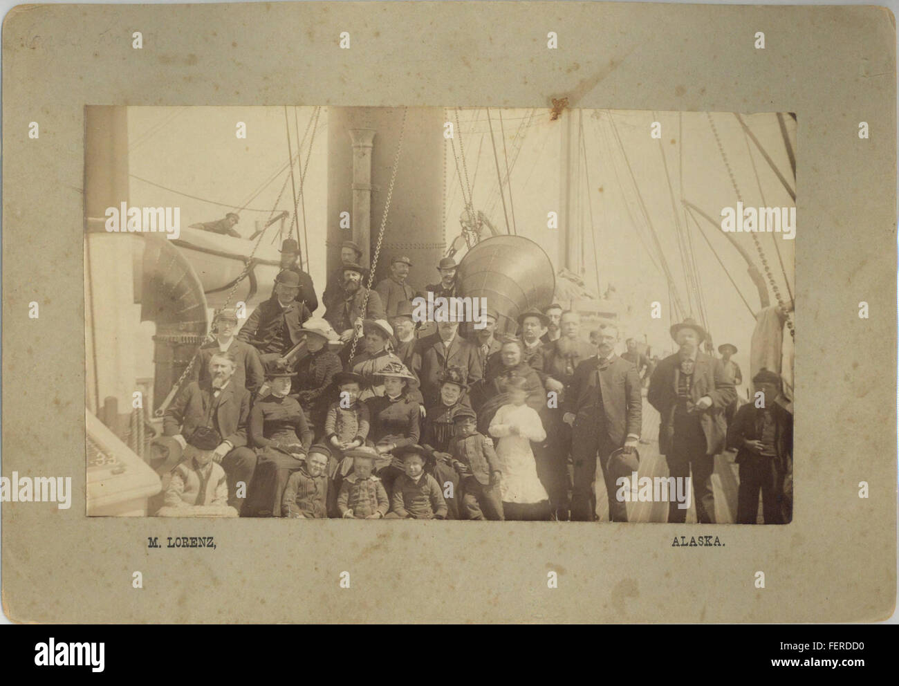 Una fotografia scattata nel 1886 da M. Lorenz, che mostra i passeggeri a bordo di una nave in viaggio verso l'Alaska. L'immagine cattura le condizioni sociali e di viaggio del tempo, durante il periodo della corsa all'oro Klondike. Foto Stock