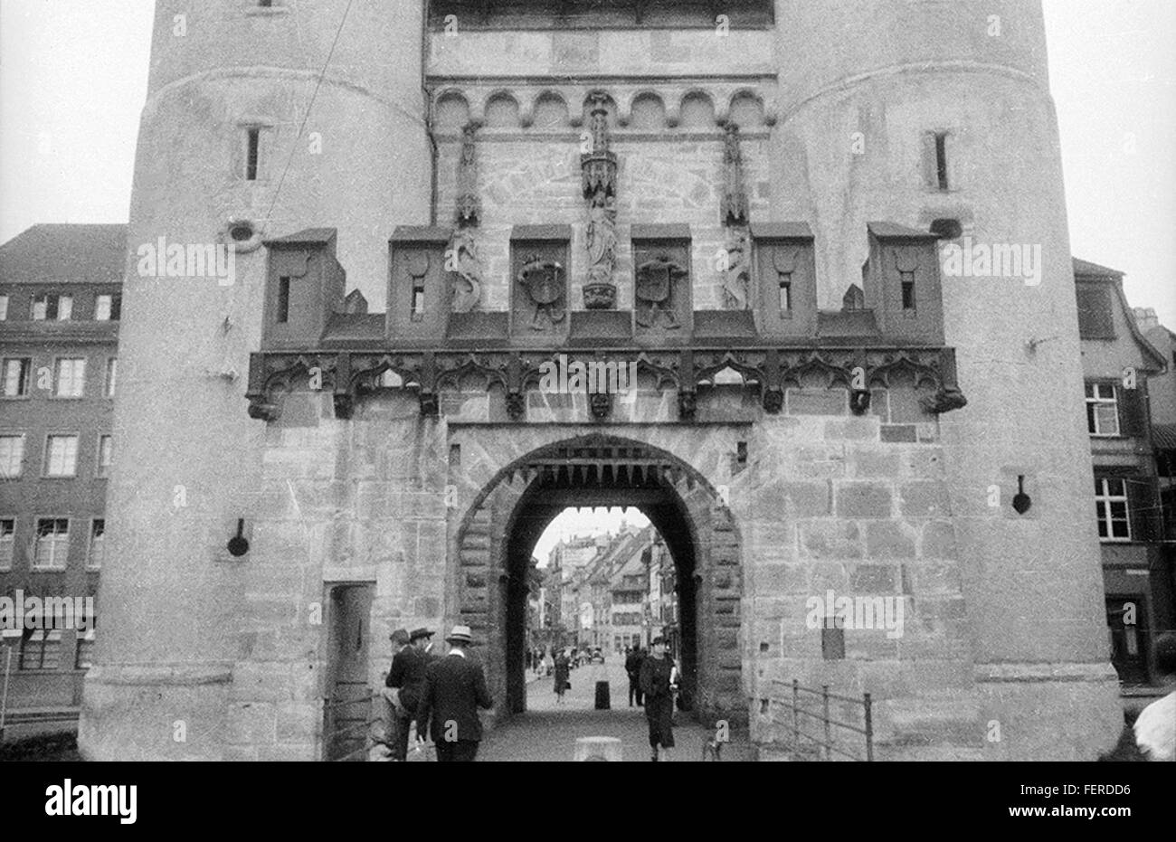 La porta di Spalen è una porta medievale della città di Basilea, in Svizzera, risalente al XIV secolo. Si tratta di un importante punto di riferimento storico, che rappresenta lo stile architettonico e le fortificazioni che erano parte integrante del sistema difensivo di Basilea nel Medioevo. Foto Stock