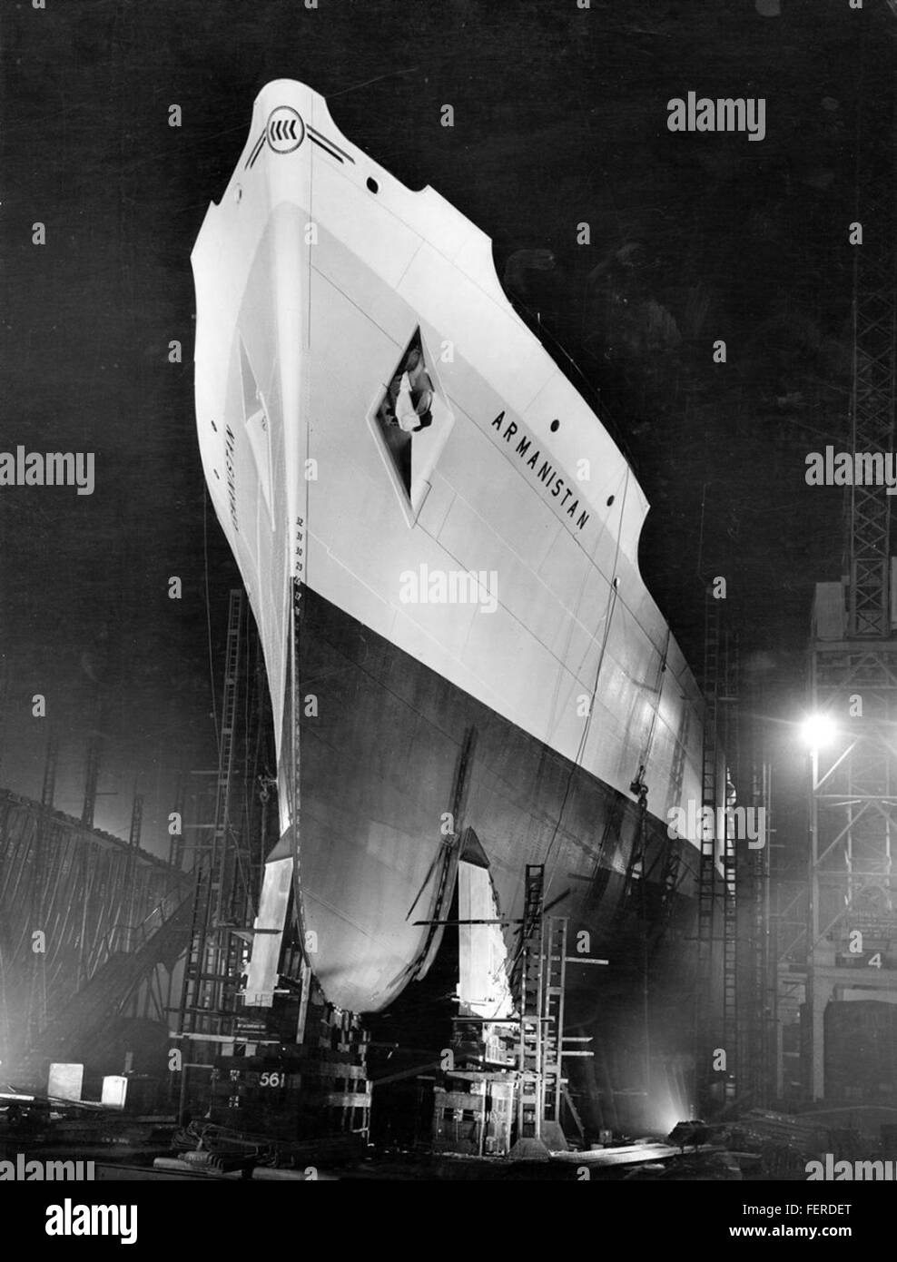La nave cargo 'Armanistan' durante la notte la nave cargo 'Armanistan' durante la notte Foto Stock