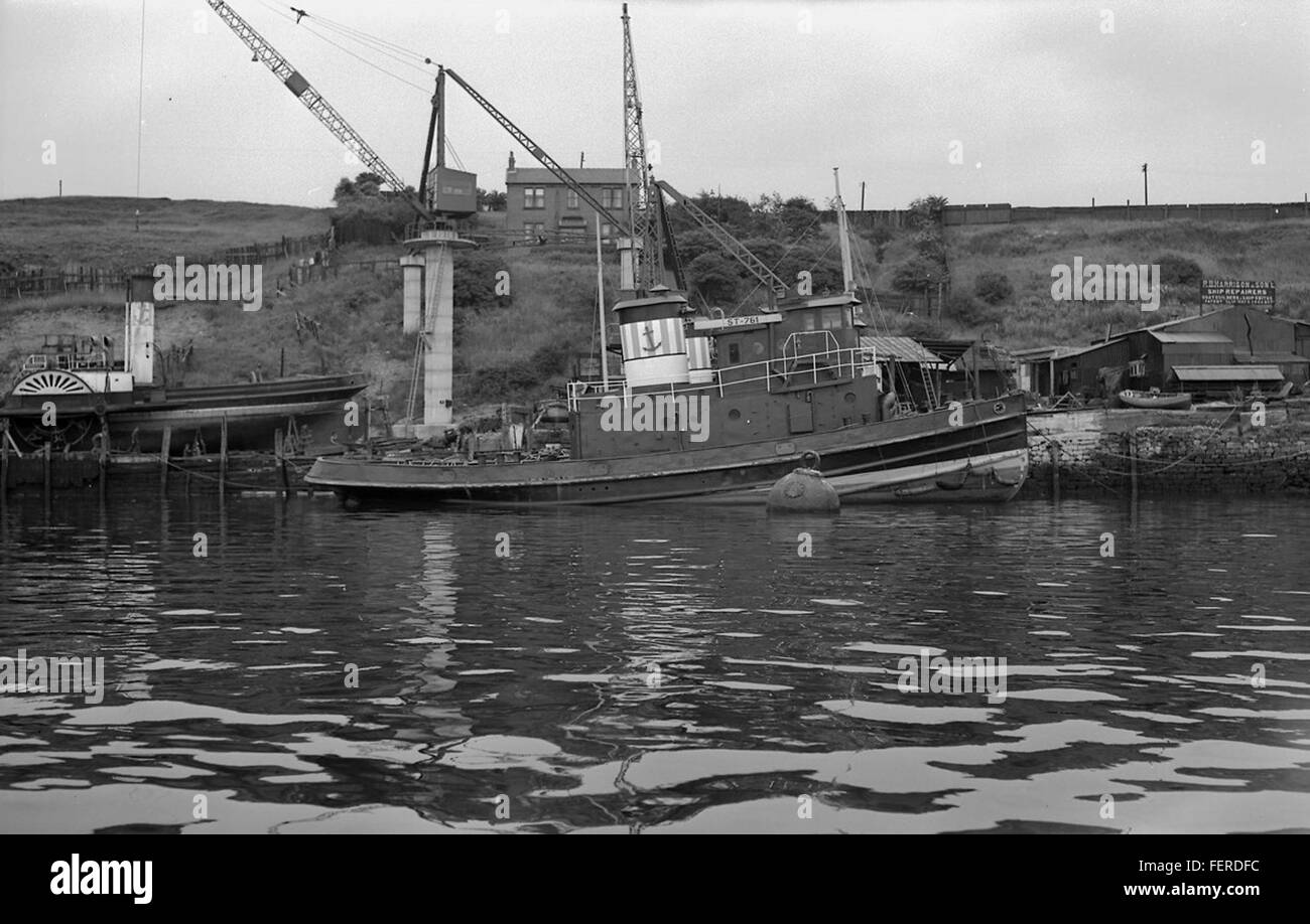 Questa fotografia del 1950 cattura la ristrutturazione di rimorchiatori a Bill Quay, situato nel nord-est dell'Inghilterra. L'immagine evidenzia l'attività industriale lungo il fiume Tyne durante quel periodo. Foto Stock