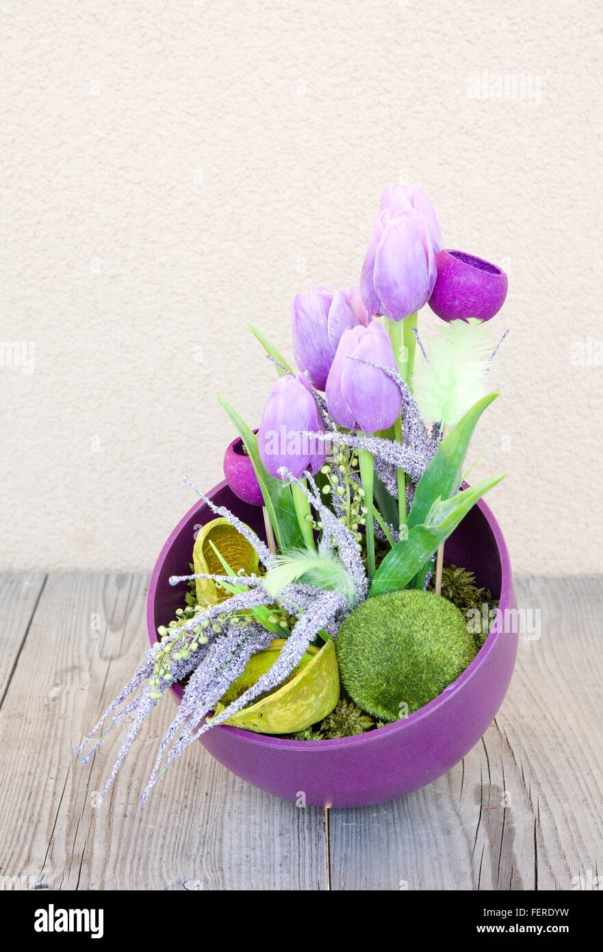 Pasqua floral casa decorazione sul tavolo. Disposizione fatti in casa. Foto Stock