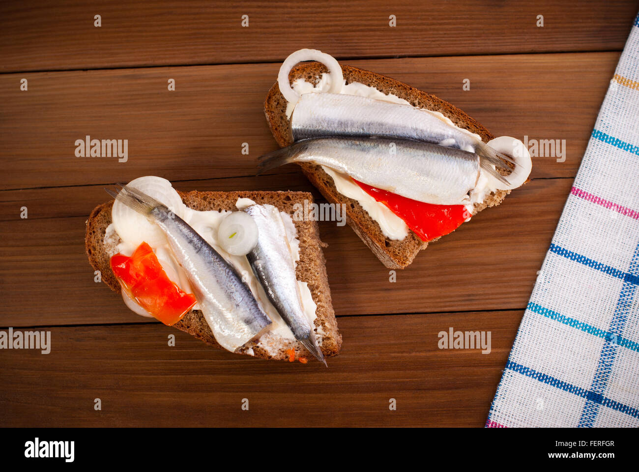 Panini con le aringhe su un tavolo di legno. Vista superiore . Foto Stock