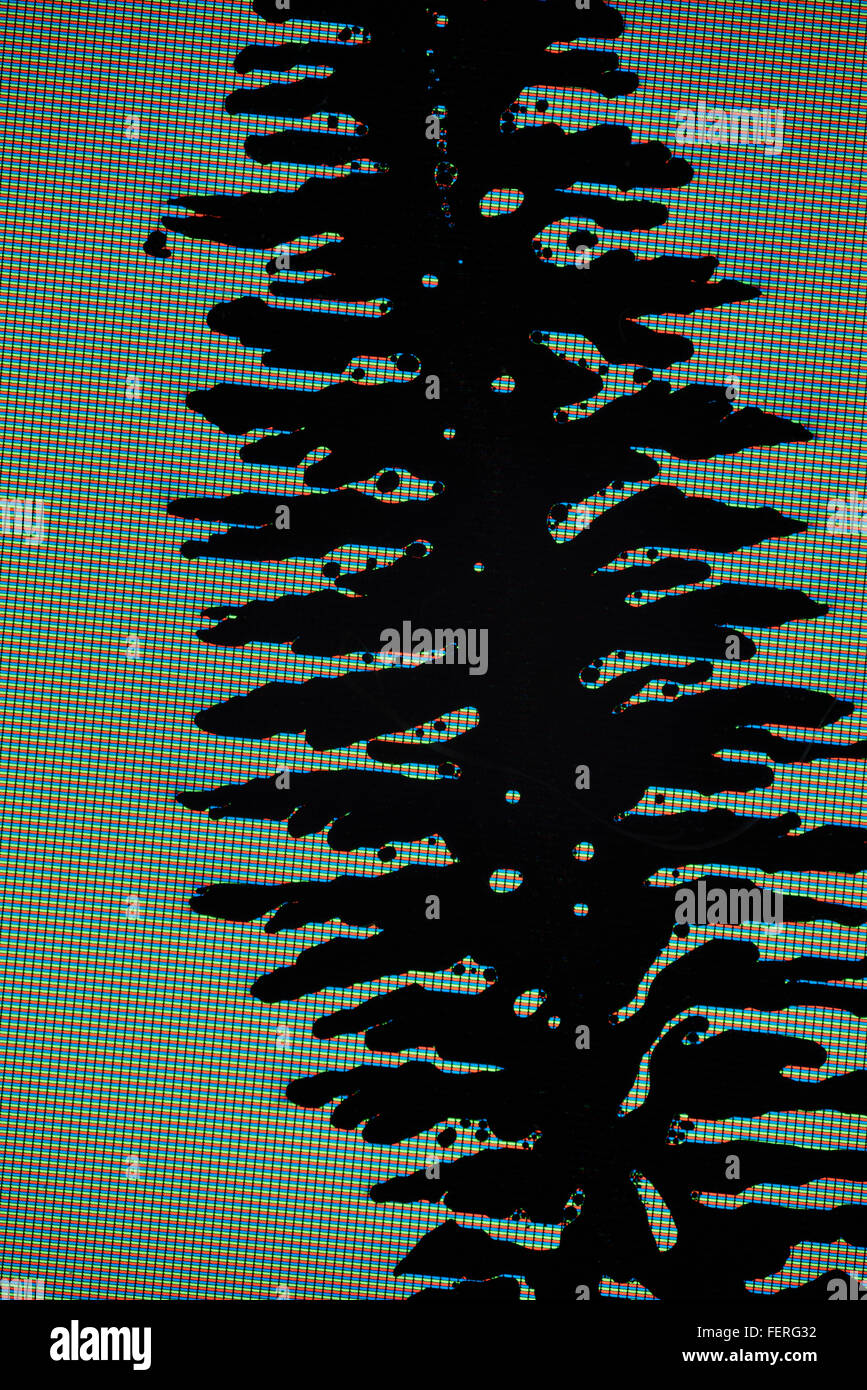 Le dita nere di LCD incrinato schermo con rosso verde e blu pixel Foto Stock