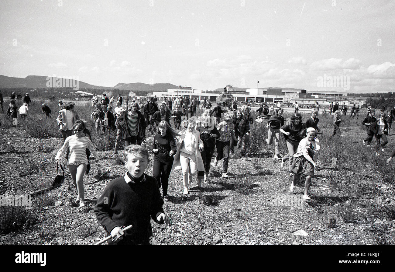 I Rolling Stones si esibiscono a Oslo, Norvegia, mostrando la loro performance musicale rock per un pubblico giovane, evidenziando l'impatto culturale della loro musica negli anni '1960 Foto Stock