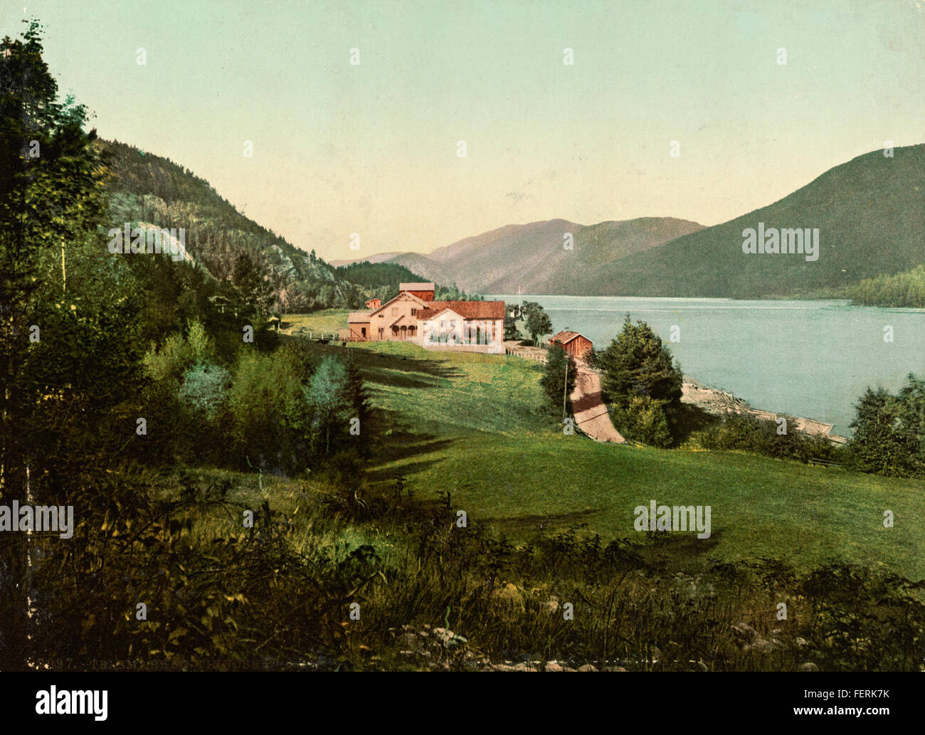 Una stampa fotocromatica della fine del XIX o dell'inizio del XX secolo raffigurante la regione di Telemark, in particolare Tinnoset in Norvegia. L'immagine mostra il paesaggio panoramico della zona, catturato con colori vivaci attraverso la tecnica del fotocromo, evidenziando la bellezza naturale della campagna norvegese. Foto Stock