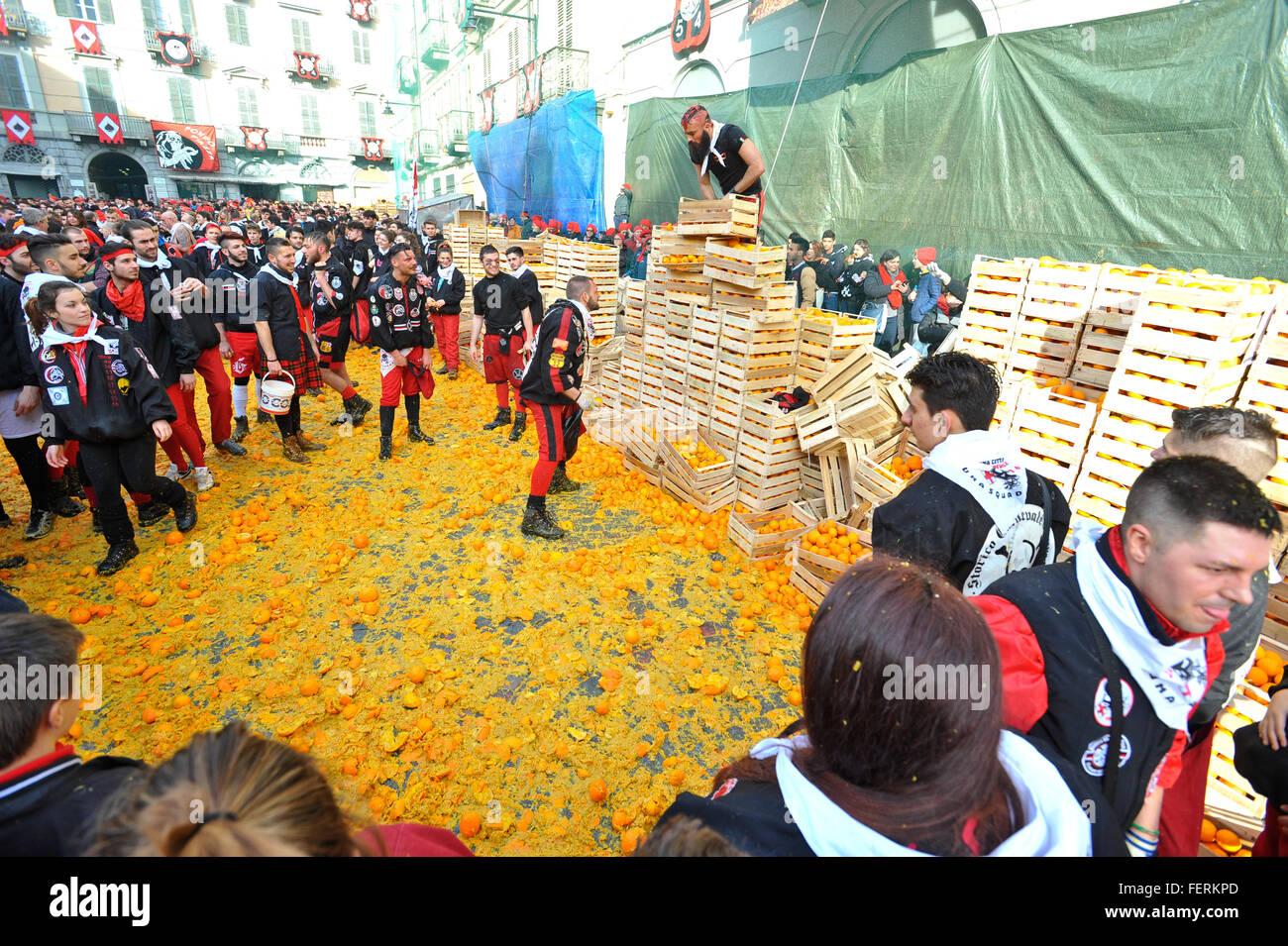 Ivrea, Italia. 8 febbraio 2016. Scena di battaglia delle arance a Ivrea Caarnival Credito: Gaetano Piazzolla/Alamy Live News Foto Stock