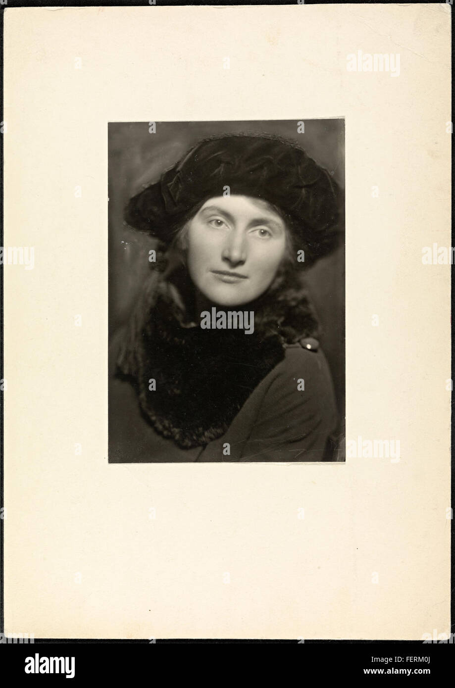 Questo ritratto della pittrice norvegese Agnes Hiorth (1899-1984) fu creato nel XX secolo. Hiorth fu una figura importante nell'arte norvegese, nota per il suo stile distintivo e i suoi contributi alla pittura. L'immagine fa parte della collezione di ritratti di donne artiste della Biblioteca Nazionale di Norvegia. Foto Stock