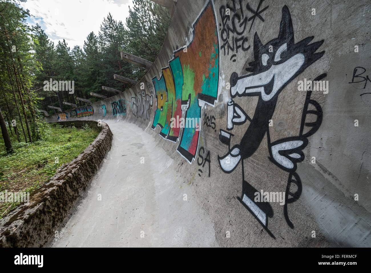 Graffiti sul danneggiato Sarajevo Olympic di bob e slittino pista situata sul monte Trebevic, costruita per il 1984 Olimpiadi invernali Foto Stock