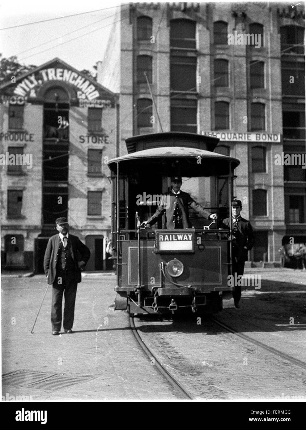 Un'immagine del 1898 di Albert James Perier che mostra il tram alla stazione centrale, con vedute del Trenchard produce Store e del Macquarie Bond Store, raffigurante il sistema di trasporto urbano e il commercio a Circular Quay, Sydney. Foto Stock