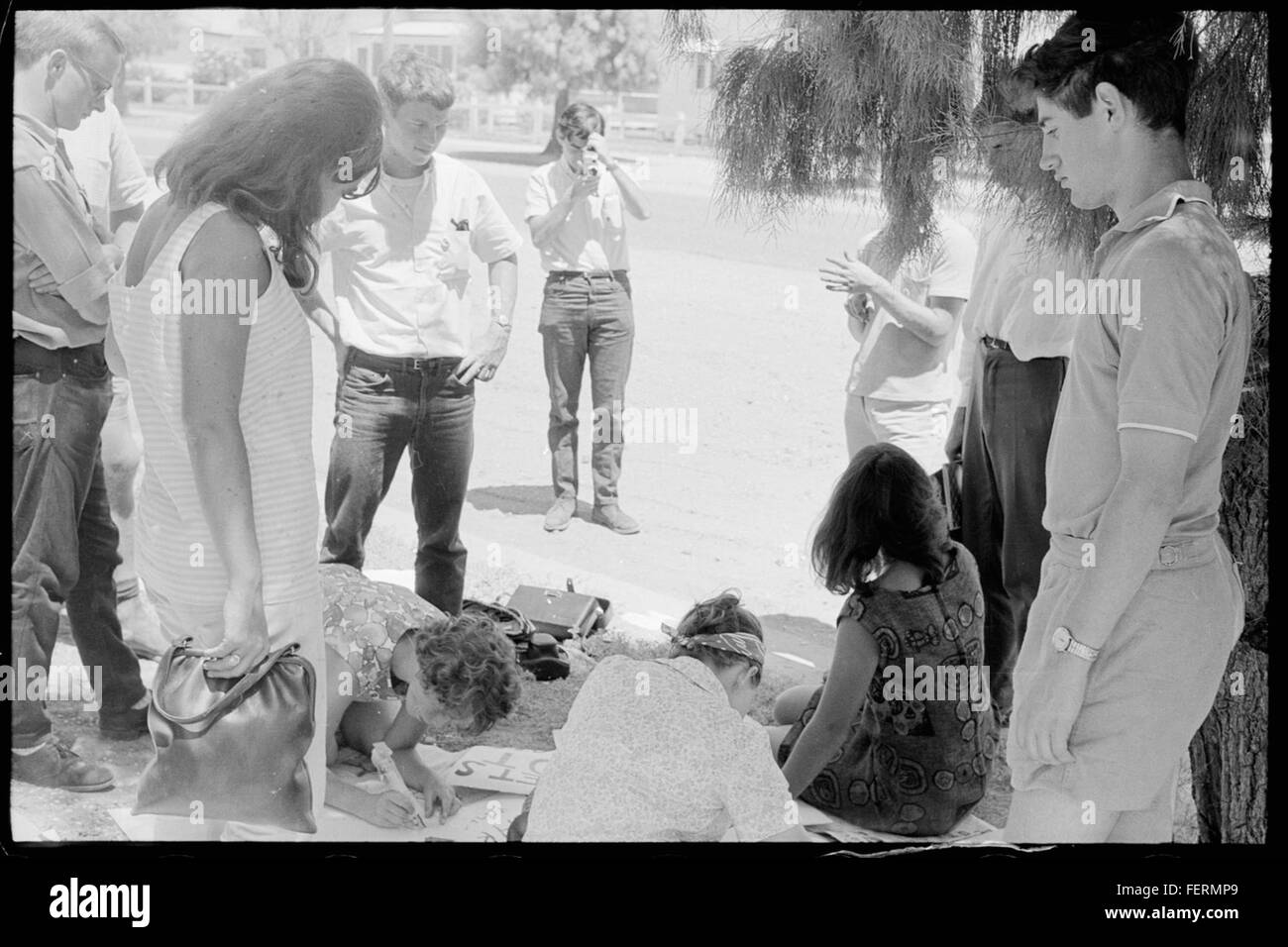 Questa immagine del febbraio 1965 mostra le persone che preparano i cartelli a Walgett, in Australia, a sostegno delle Freedom Rides, un evento significativo nella lotta per i diritti aborigeni. Foto Stock
