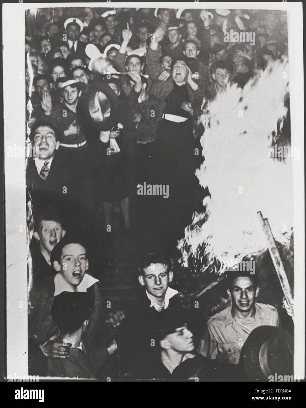 Questa fotografia mostra le celebrazioni a Martin Place, Sydney, il 15 agosto 1945, che segnano la fine della seconda guerra mondiale. L'immagine cattura la gioia e il sollievo della folla durante le celebrazioni del V-J Day. Foto Stock