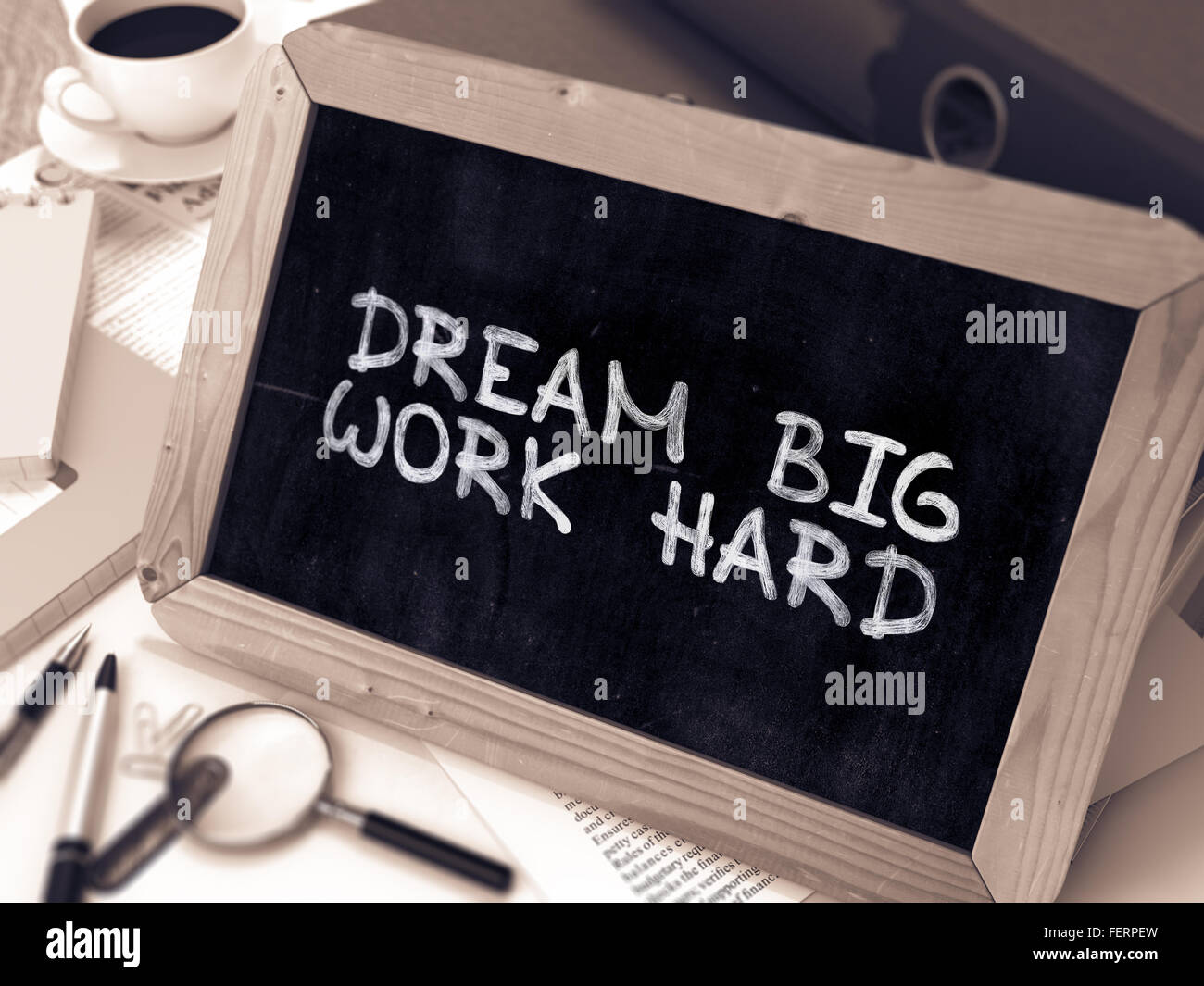 Grande sogno lavorare duro - Lavagna con la mano il testo disegnato. Foto Stock