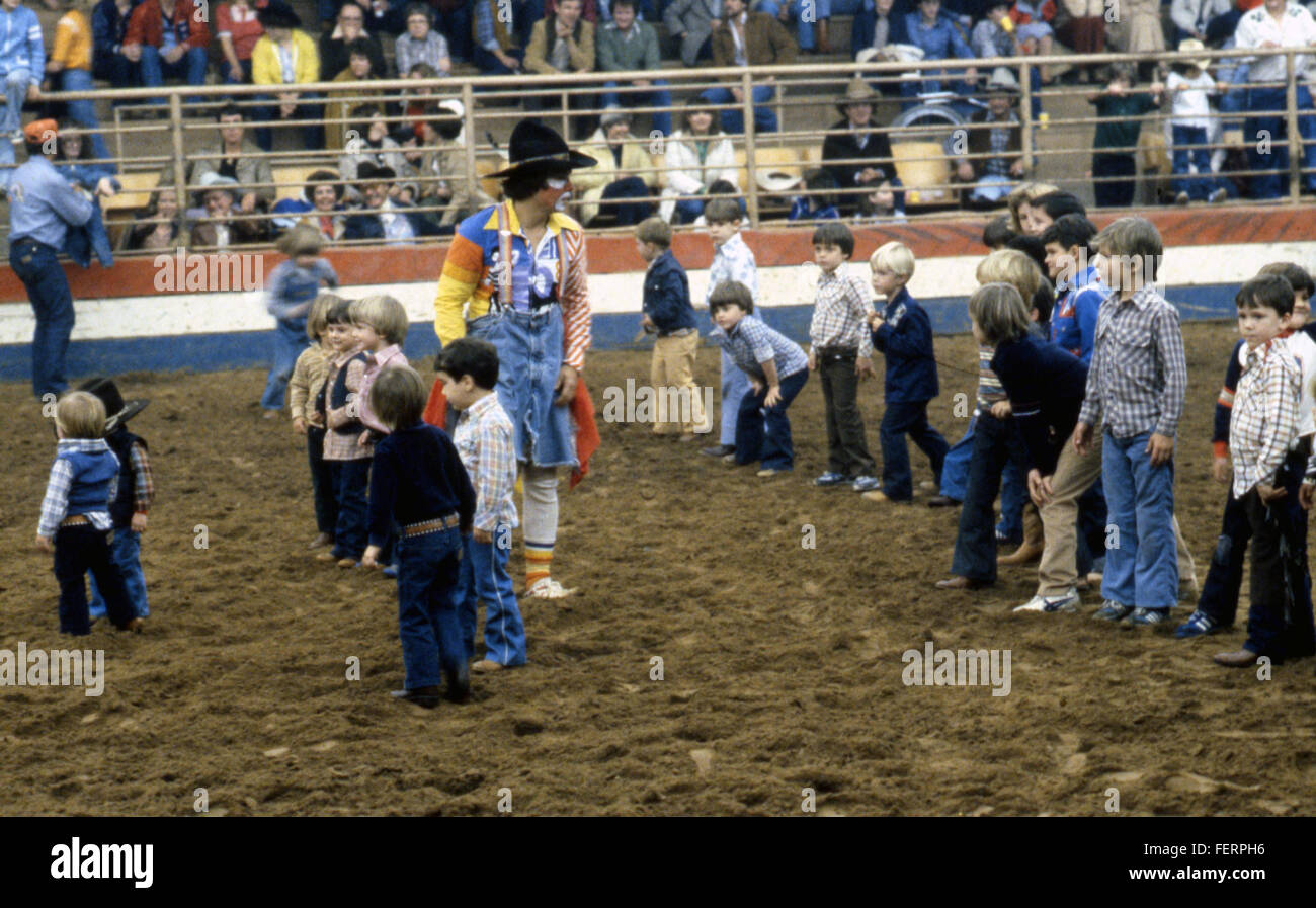 Lo Houston Rodeo è uno dei più grandi eventi di rodeo del mondo, che si tiene ogni anno a Houston, Texas. Ospita escursioni in toro, mostre di bestiame, concerti e altri eventi, che attirano ogni anno una vasta gamma di visitatori. Foto Stock