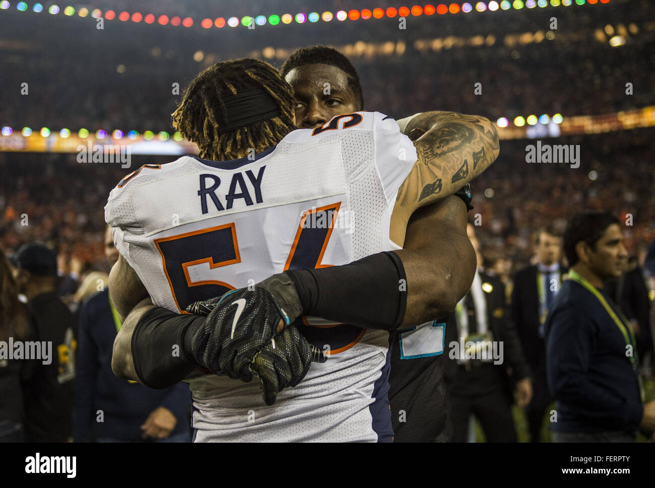 Santa Clara, California, USA. 7 febbraio, 2016. Denver Broncos linebacker SHANE RAY(56) abbraccia Carolina Panthers difensivo fine KONY tenera (94) dopo i Broncos' vittoria su Carolina Panthers nel Super Bowl 50 a Levi's Stadium. © Andrew Seng/Sacramento Bee/ZUMA filo/Alamy Live News Foto Stock