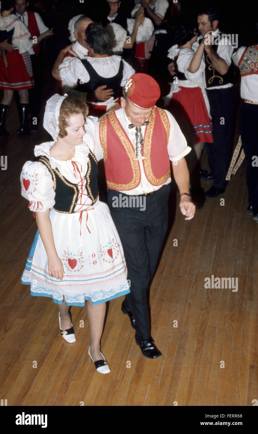 L'Ennis Folk Festival è un evento annuale che celebra la musica folk tradizionale, la cultura e le arti di Ennis. Attira artisti e visitatori da varie regioni, offrendo concerti, laboratori ed eventi locali per promuovere la musica e la cultura popolare irlandese. Foto Stock