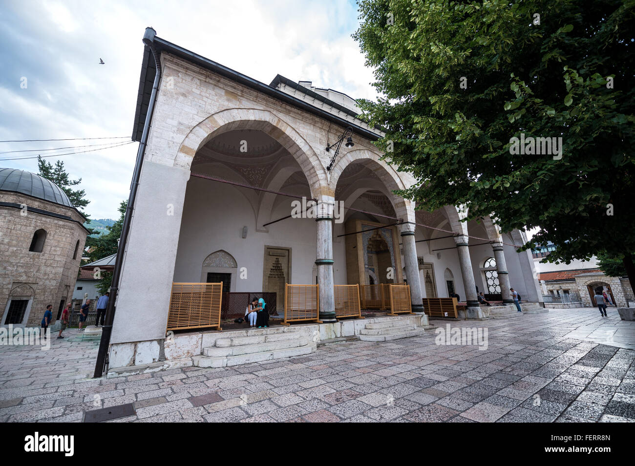 Gazi Husrev-beg moschea e Mausoleo (sinistra) nella vecchia città di Sarajevo, la più grande moschea storica in Bosnia ed Erzegovina Foto Stock
