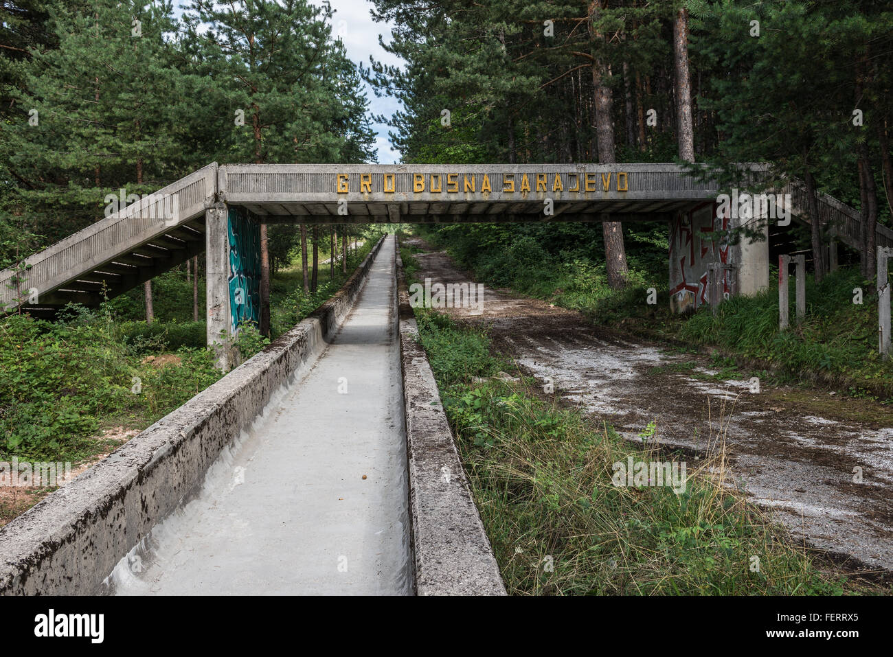 Danneggiato Sarajevo Olympic di bob e slittino pista situata sul monte Trebevic, costruita per il 1984 Olimpiadi invernali Foto Stock