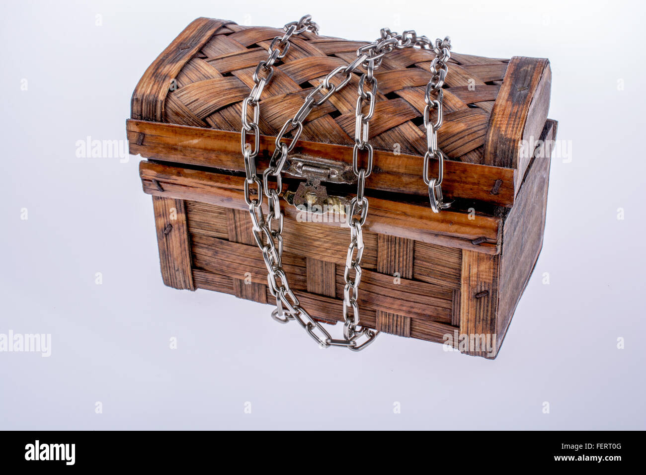 Legno marrone scatola del tesoro in catene su sfondo bianco Foto Stock