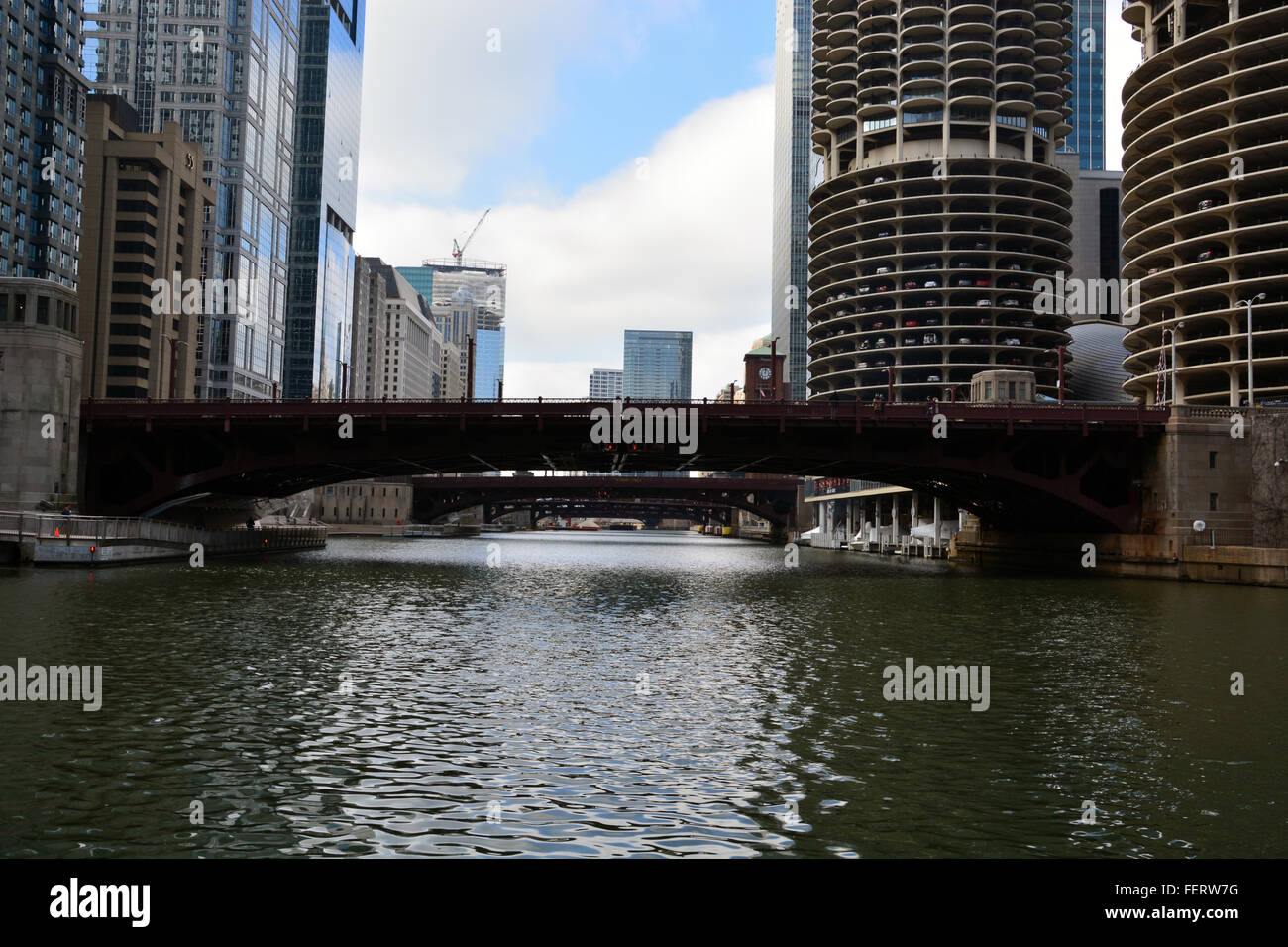 Guardando ad ovest all'art deco di state street perno di articolazione di ponte a bilico e marina towers sul fiume di Chicago. Foto Stock