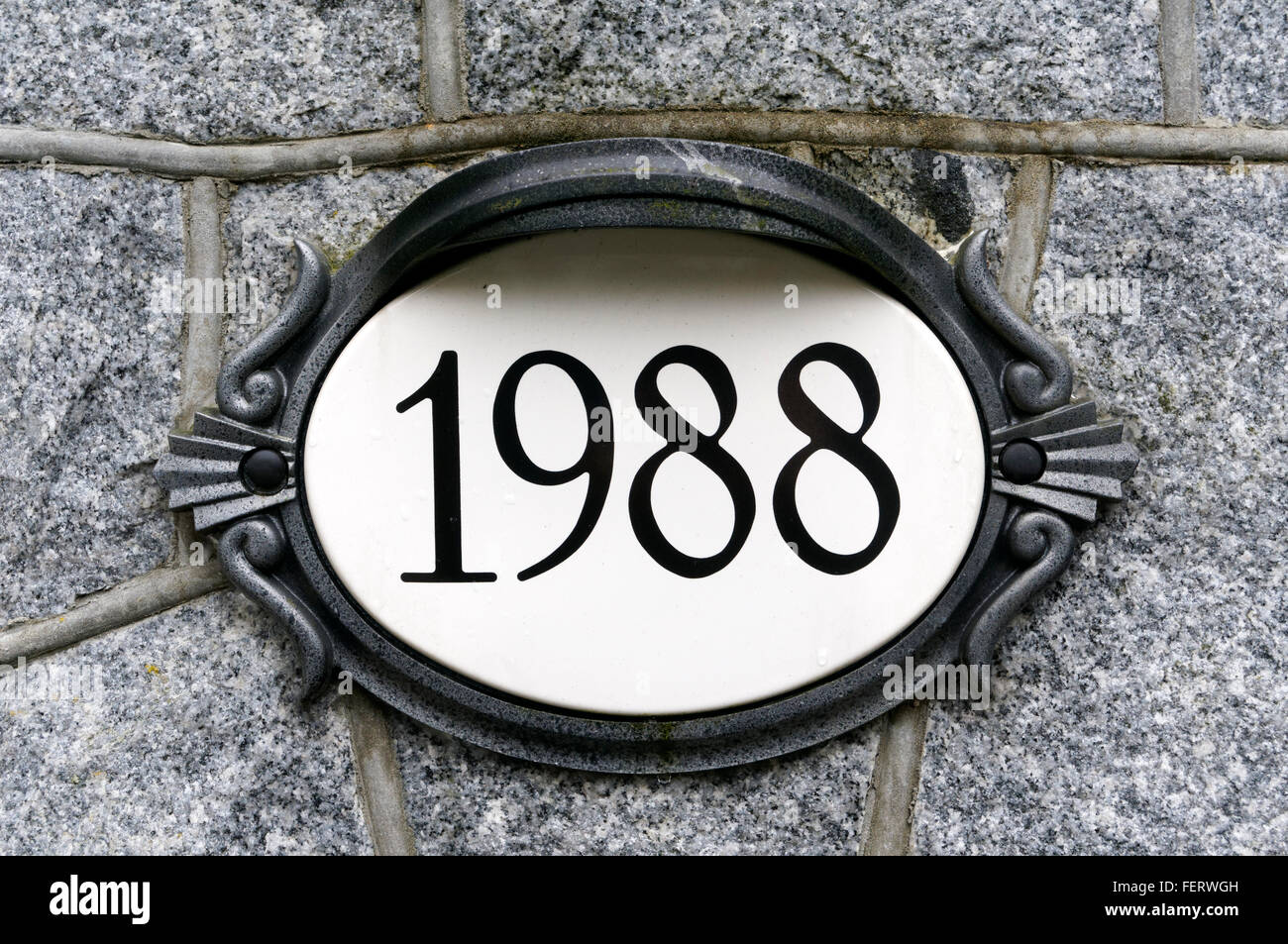 1988 numero di casa sulla ornati di placca ovale Foto Stock