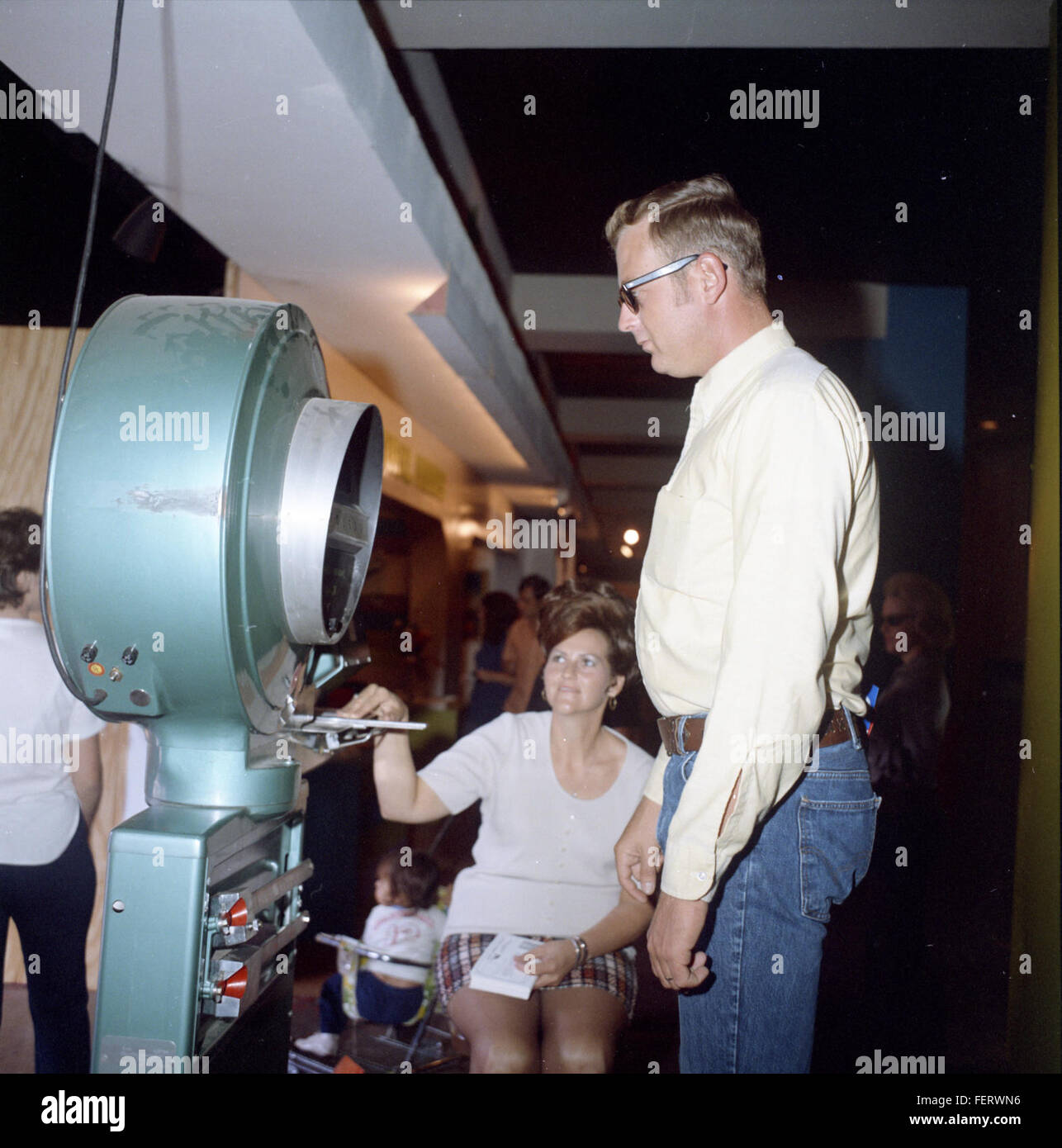 La fiera statale 1972 espone una serie di mostre, divertimenti e attrazioni, catturando l'importanza culturale e agricola di questo evento annuale. Foto Stock