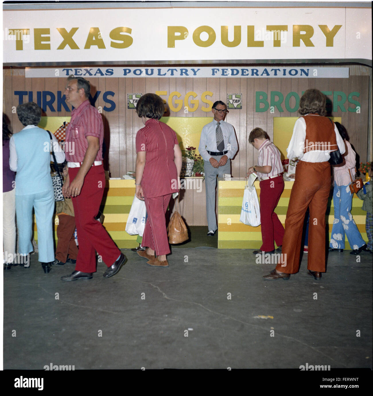 Un'istantanea della fiera statale del 1972, che cattura l'atmosfera di questo evento popolare. La fiera ha caratterizzato varie mostre, giostre e divertimenti, attirando grandi folle per godersi i festeggiamenti. L'immagine riflette lo spirito vivace e il significato culturale delle fiere statali durante quel periodo. Foto Stock