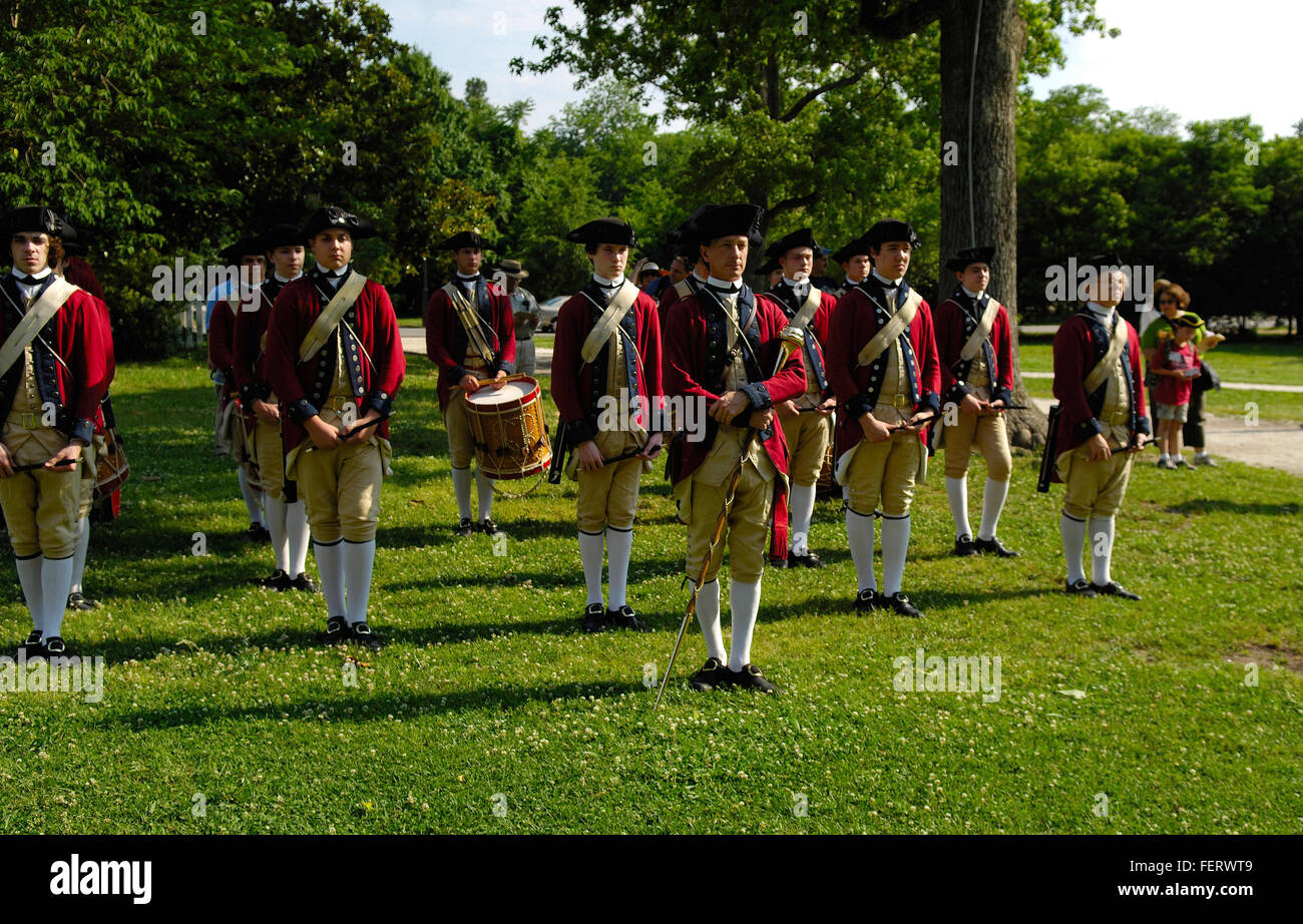 Williamsburg, Virginia, Stati Uniti d'America. 5 Giugno, 2007. Membri del Colonial Williamsburg Pifferi e Tamburi - noto anche come il campo della musica del Virginia stato reggimento di guarnigione eseguire su Giugno 5, 2007 a Williamsburg, Virginia Williamsburg Coloniale di musicisti di campo sono tratti da una lista di attesa della giovane comunità richiedenti. I ragazzi e le ragazze iniziano la loro istruzione in musica militare all'età di dieci anni e la pratica settimanale per i prossimi otto anni, fino a quando non hanno un diploma di scuola superiore. © Scott A. Miller/ZUMA filo/Alamy Live News Foto Stock