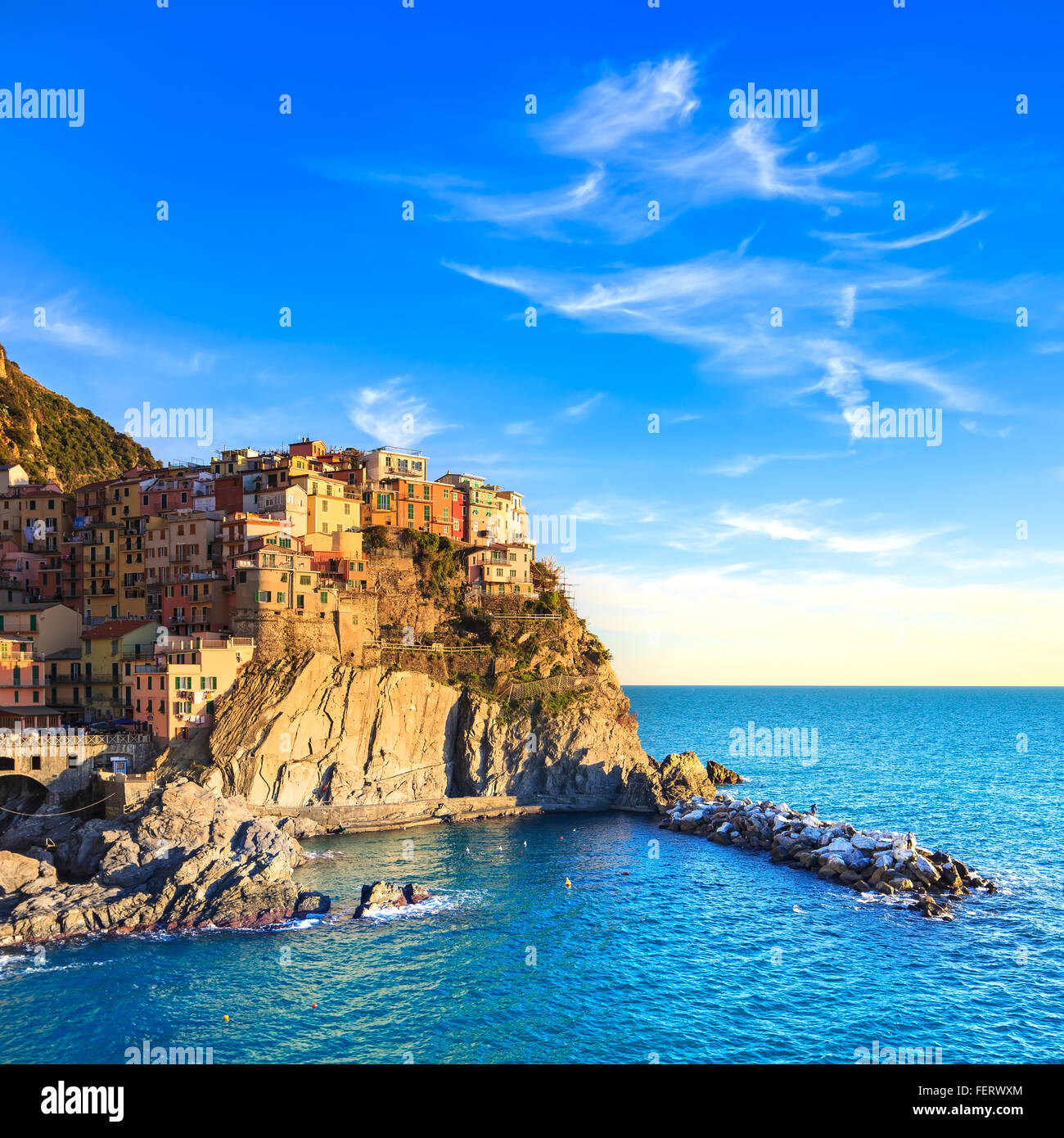 Manarola village sulla scogliera di rocce e mare al tramonto., Seascape in cinque terre, il Parco Nazionale delle Cinque Terre Liguria Italia Europa. Sq Foto Stock