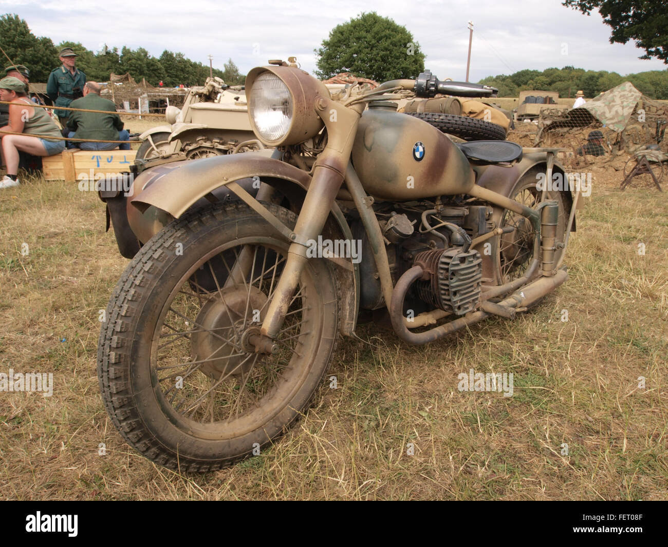 La motocicletta militare BMW, presentata al War & Peace Show del 2010, è un veicolo d'epoca noto per il suo ruolo nelle operazioni militari durante la metà del XX secolo. Il suo design e la sua funzionalità lo rendono un esempio significativo di tecnologia di trasporto militare. Foto Stock