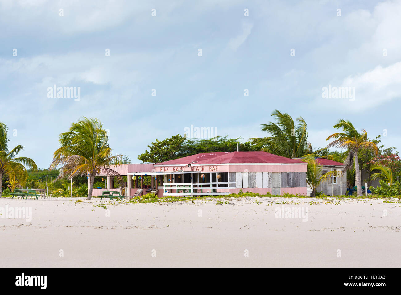 Deserto di sabbia rosa Beach Bar sulla costa a sud di Barbuda, Antigua e Barbuda, Antille Foto Stock