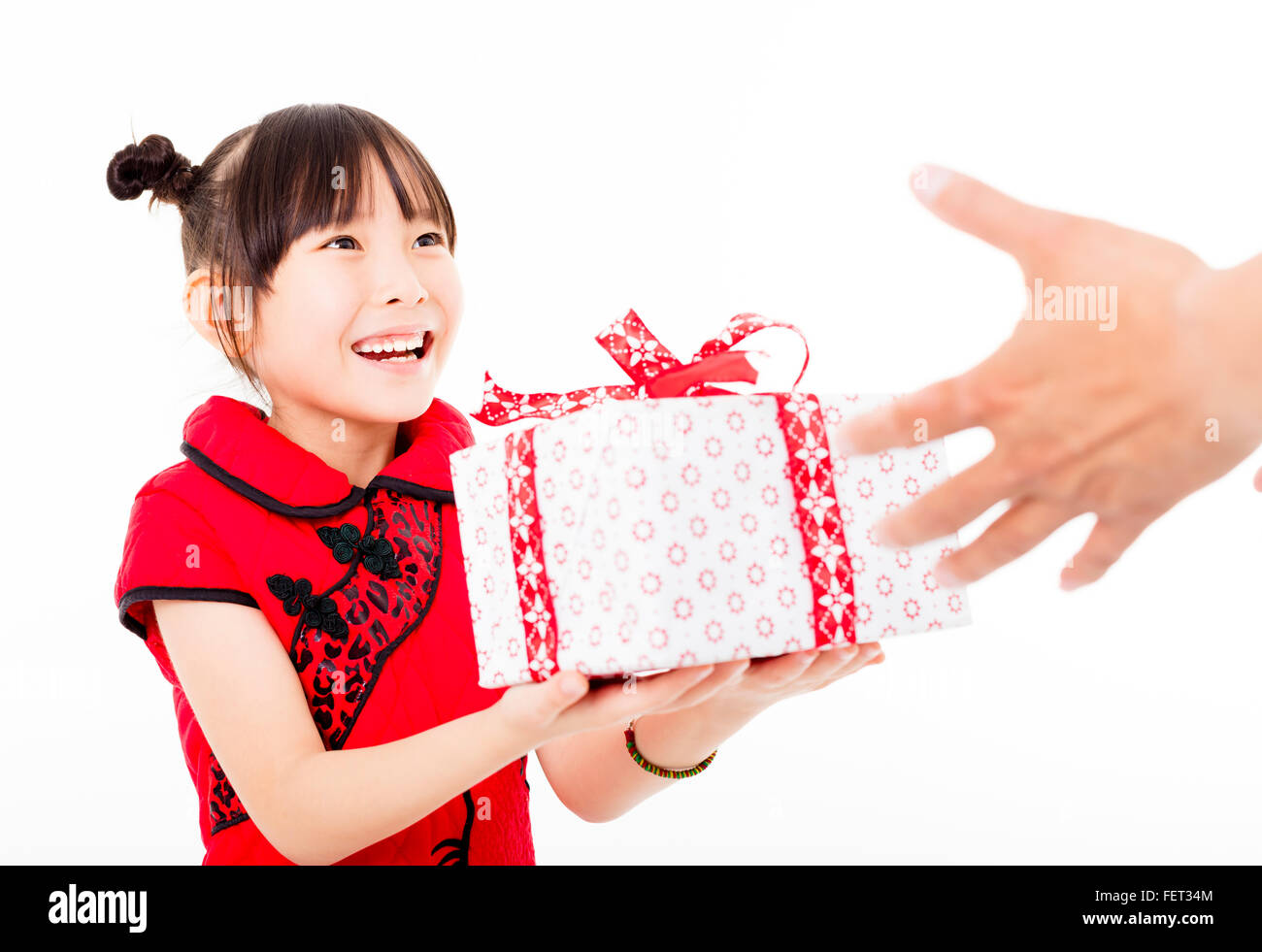Felice anno nuovo cinese.bambina dando confezione regalo Foto Stock