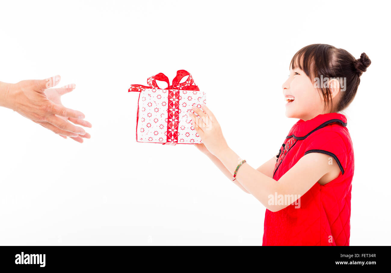 Felice anno nuovo cinese.bambina dando confezione regalo Foto Stock