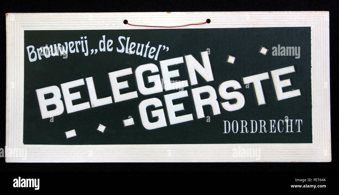 Una vecchia pubblicità in cartone per Brouwerij De Sleutel, che mostra la sua birra "Belegen Gerste", da una collezione vintage di cimeli della birra. Foto Stock