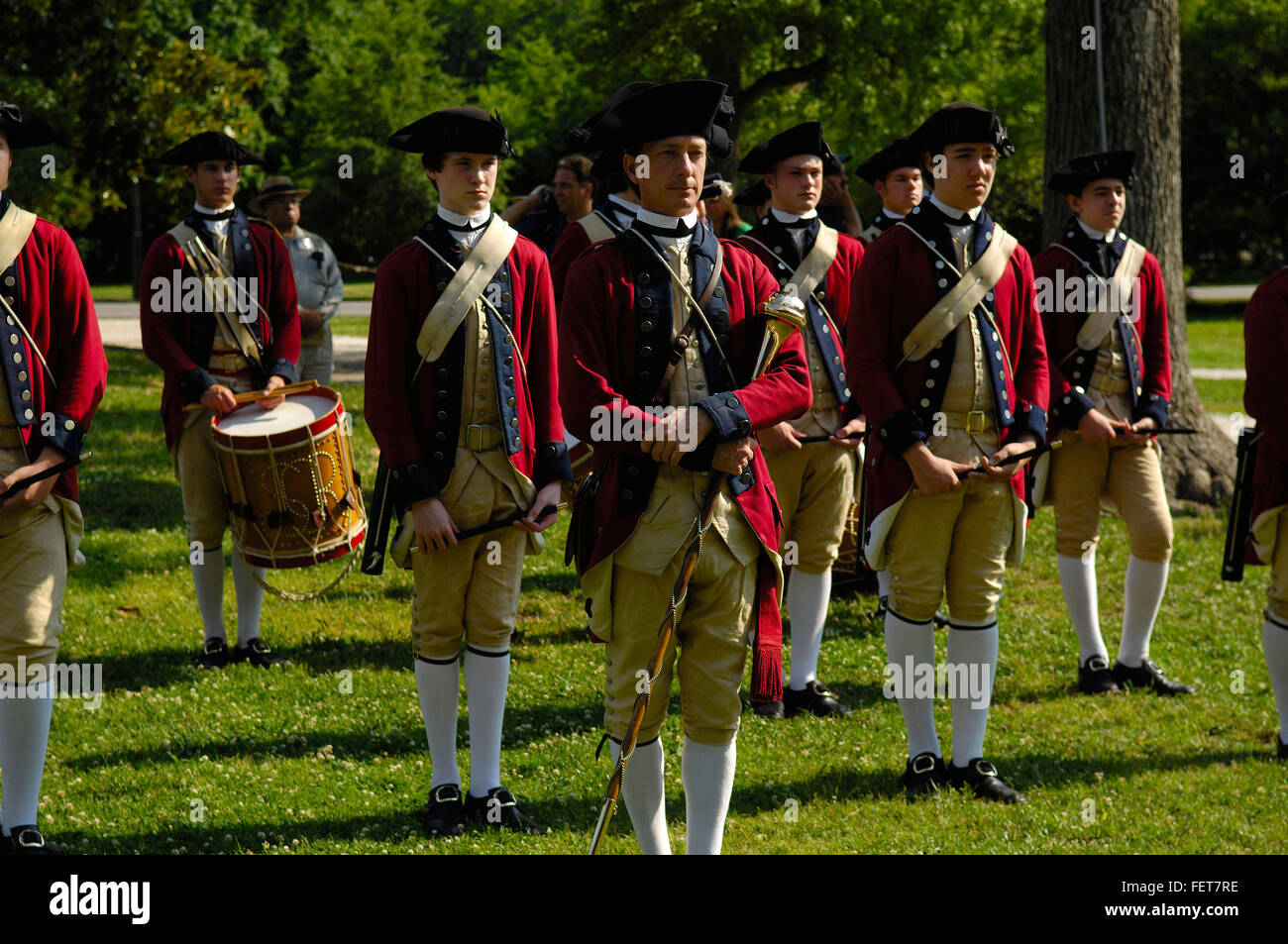 Williamsburg, Virginia, Stati Uniti d'America. 5 Giugno, 2007. Membri del Colonial Williamsburg Pifferi e Tamburi - noto anche come il campo della musica del Virginia stato reggimento di guarnigione eseguire su Giugno 5, 2007 a Williamsburg, Virginia Williamsburg Coloniale di musicisti di campo sono tratti da una lista di attesa della giovane comunità richiedenti. I ragazzi e le ragazze iniziano la loro istruzione in musica militare all'età di dieci anni e la pratica settimanale per i prossimi otto anni, fino a quando non hanno un diploma di scuola superiore. © Scott A. Miller/ZUMA filo/Alamy Live News Foto Stock