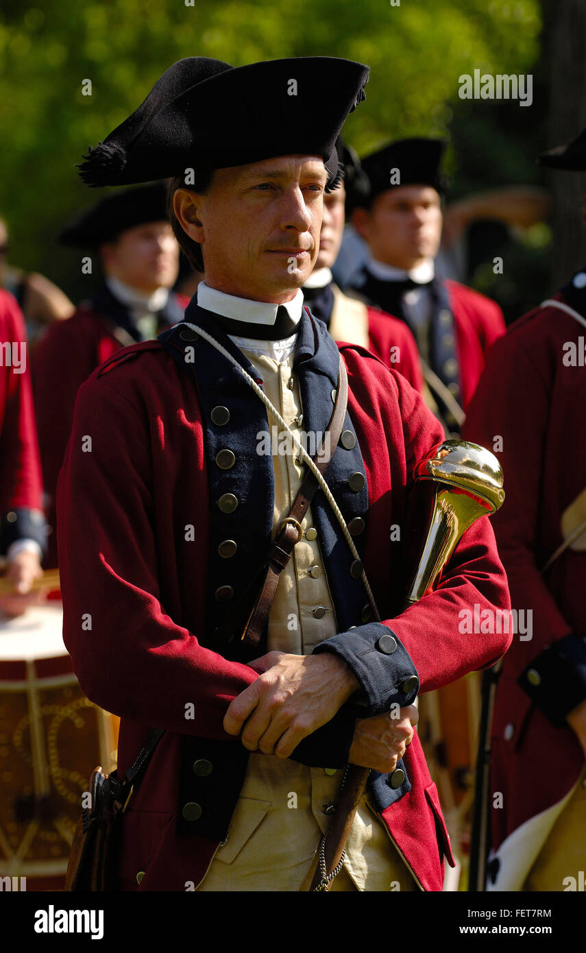 Williamsburg, Virginia, Stati Uniti d'America. 5 Giugno, 2007. Membri del Colonial Williamsburg Pifferi e Tamburi - noto anche come il campo della musica del Virginia stato reggimento di guarnigione eseguire su Giugno 5, 2007 a Williamsburg, Virginia Williamsburg Coloniale di musicisti di campo sono tratti da una lista di attesa della giovane comunità richiedenti. I ragazzi e le ragazze iniziano la loro istruzione in musica militare all'età di dieci anni e la pratica settimanale per i prossimi otto anni, fino a quando non hanno un diploma di scuola superiore. © Scott A. Miller/ZUMA filo/Alamy Live News Foto Stock