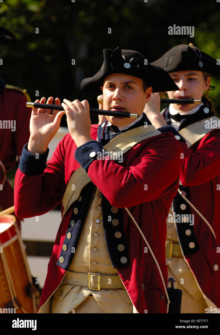 Williamsburg, Virginia, Stati Uniti d'America. 5 Giugno, 2007. Membri del Colonial Williamsburg Pifferi e Tamburi - noto anche come il campo della musica del Virginia stato reggimento di guarnigione eseguire su Giugno 5, 2007 a Williamsburg, Virginia Williamsburg Coloniale di musicisti di campo sono tratti da una lista di attesa della giovane comunità richiedenti. I ragazzi e le ragazze iniziano la loro istruzione in musica militare all'età di dieci anni e la pratica settimanale per i prossimi otto anni, fino a quando non hanno un diploma di scuola superiore. © Scott A. Miller/ZUMA filo/Alamy Live News Foto Stock