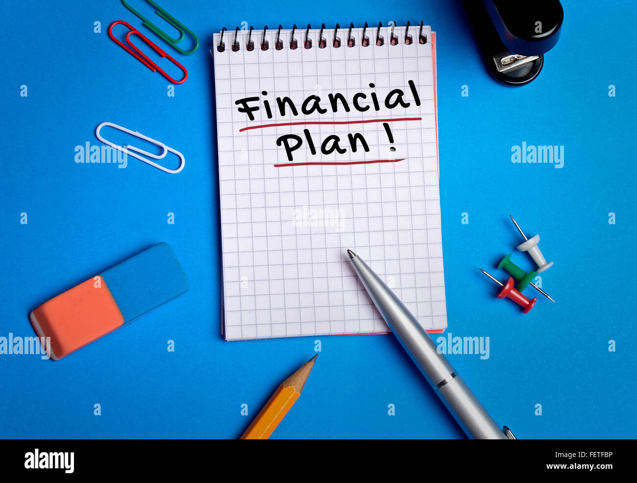 Piano finanziario con la parola scritta su carta Foto Stock