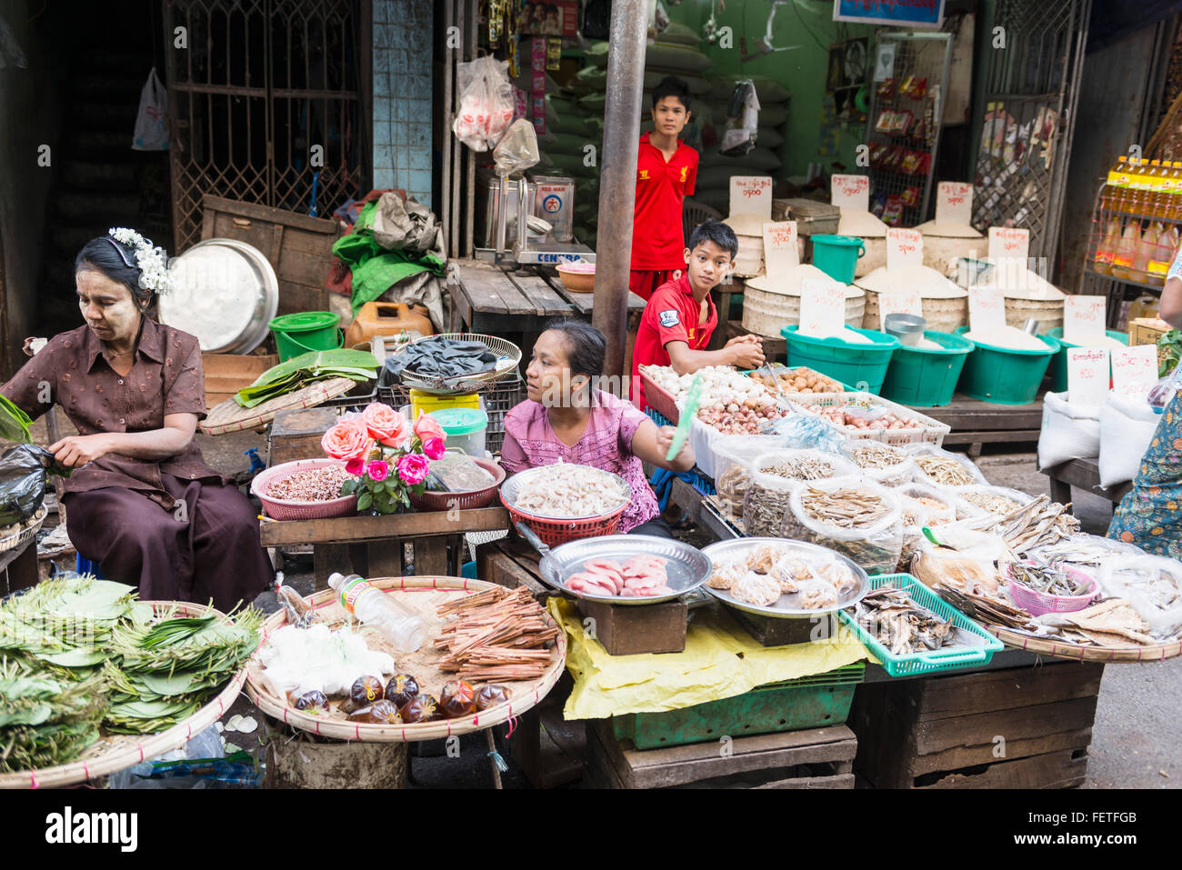 I venditori al mercato locale. Rangoon, Birmania Foto Stock