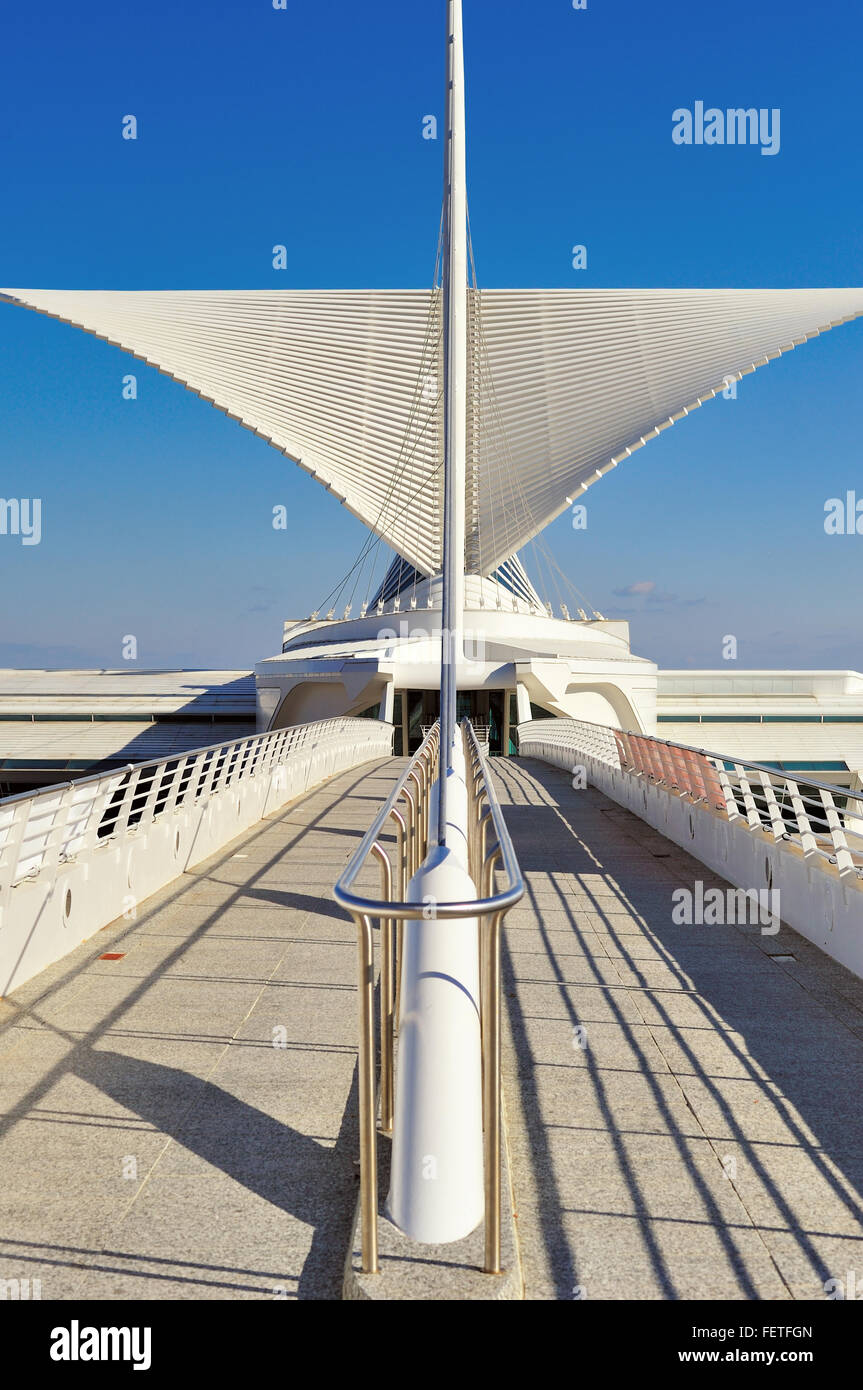 Il ponte Reiman al Milwaukee Art Museum sulla città sul fronte del lago è un punto di riferimento locale a Milwaukee, Wisconsin, Stati Uniti d'America. Foto Stock