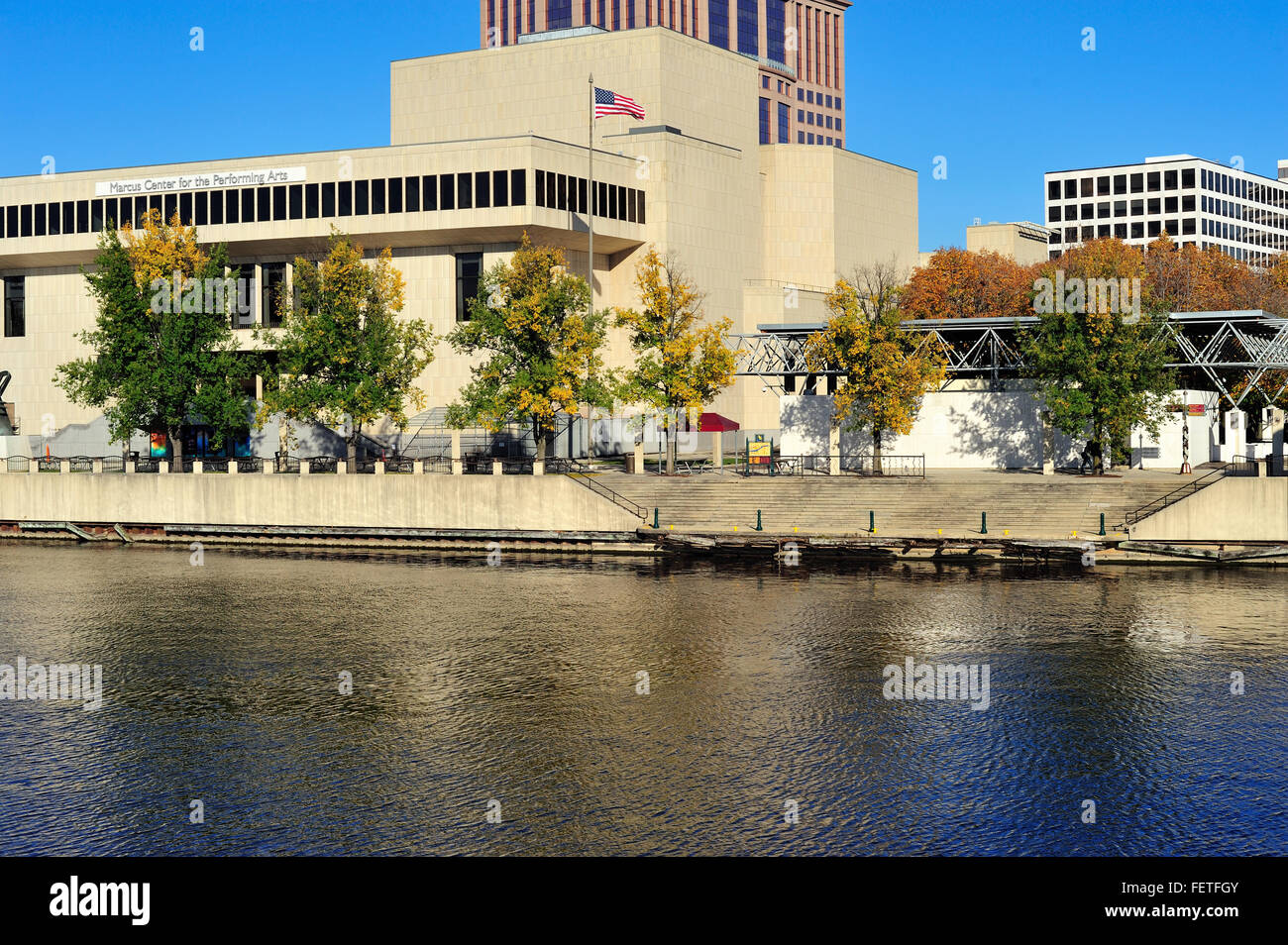 Il Marcus Centro per le Arti dello spettacolo lungo il fiume Milwaukee in Milwaukee, Wisconsin, Stati Uniti d'America. Foto Stock