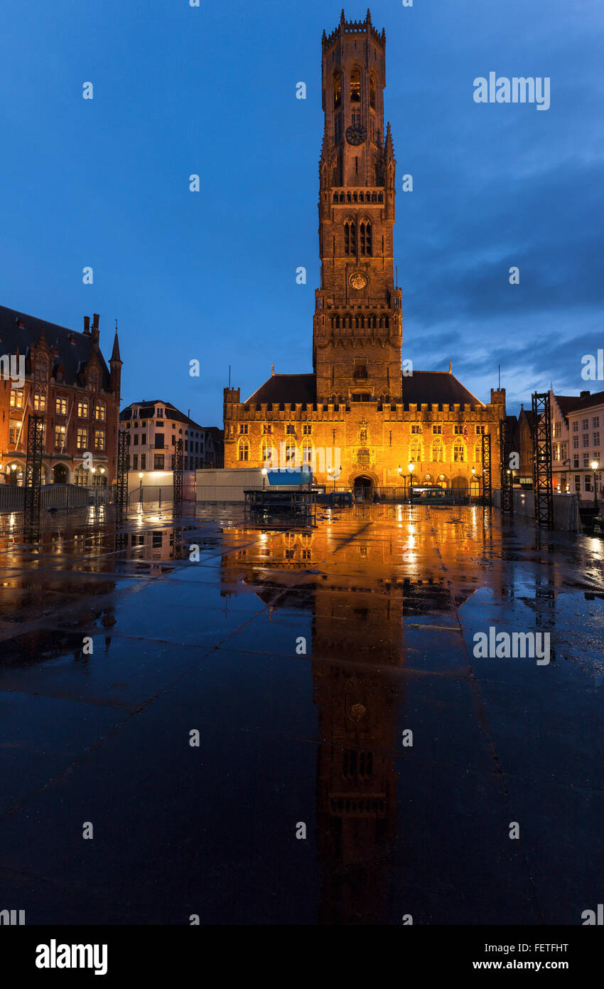 Campanile di Bruges riflessa durante la pioggia Foto Stock