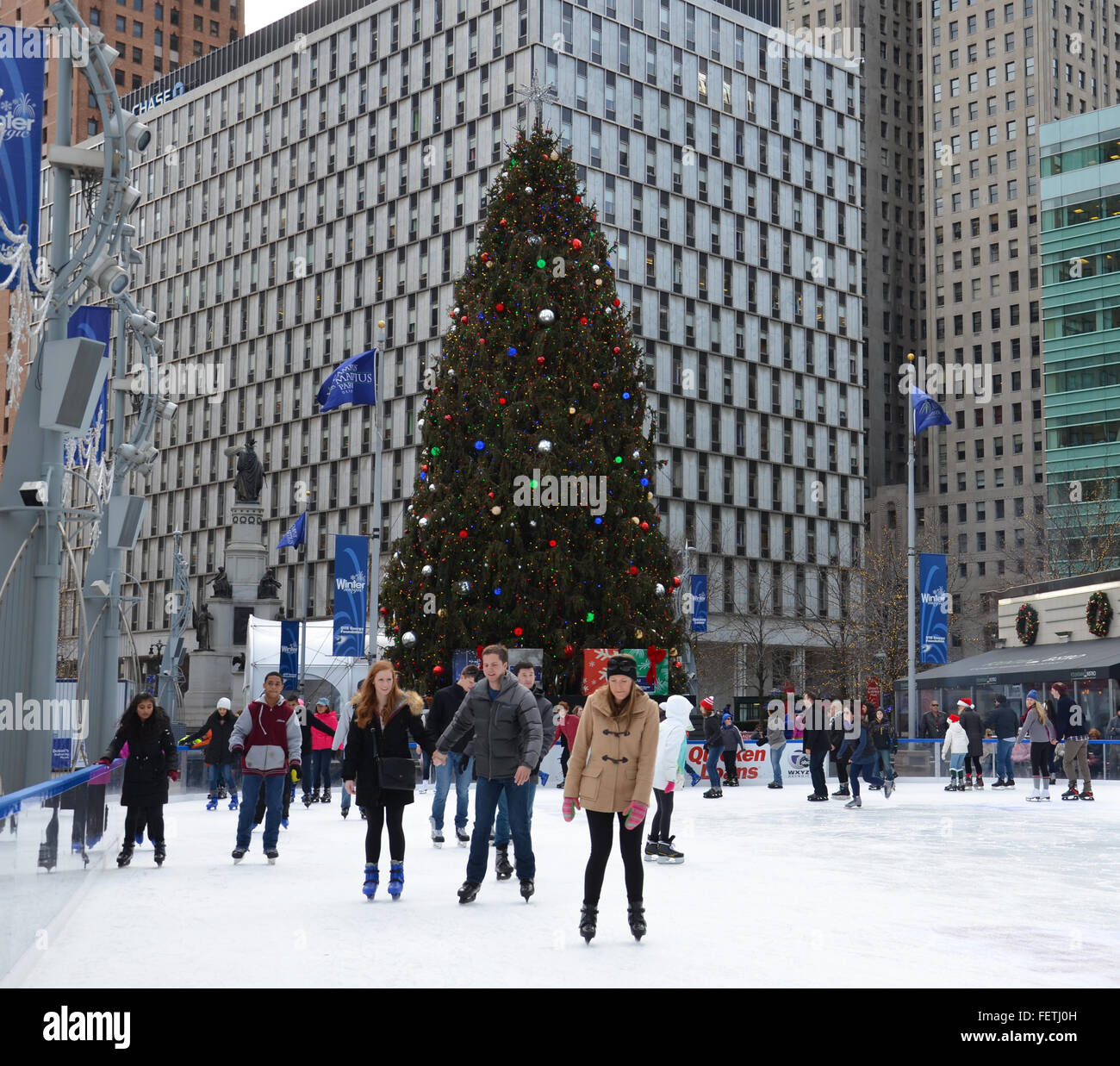 DETROIT, MI - 24 dicembre: persone pattino in pista a Campo Marzio park nel centro di Detroit, MI, il 24 dicembre 2015. Foto Stock