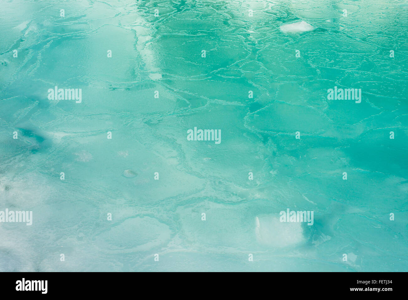 Pezzi di ghiaccio sulla superficie del mare, isola di Sakhalin, Russia. Foto Stock