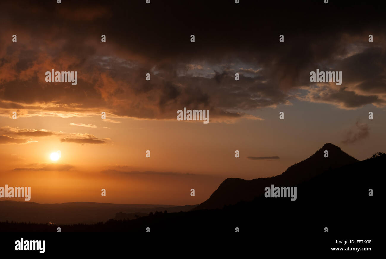 La gamma della montagna e drammatico cielo con nuvole nere prima del tramonto. Foto Stock