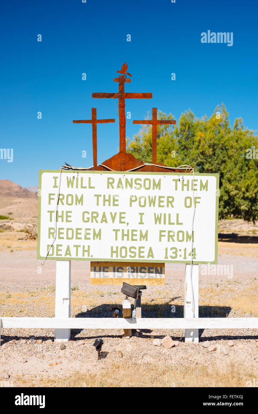 Un segno con un versetto biblico in Tecopa, California Foto Stock