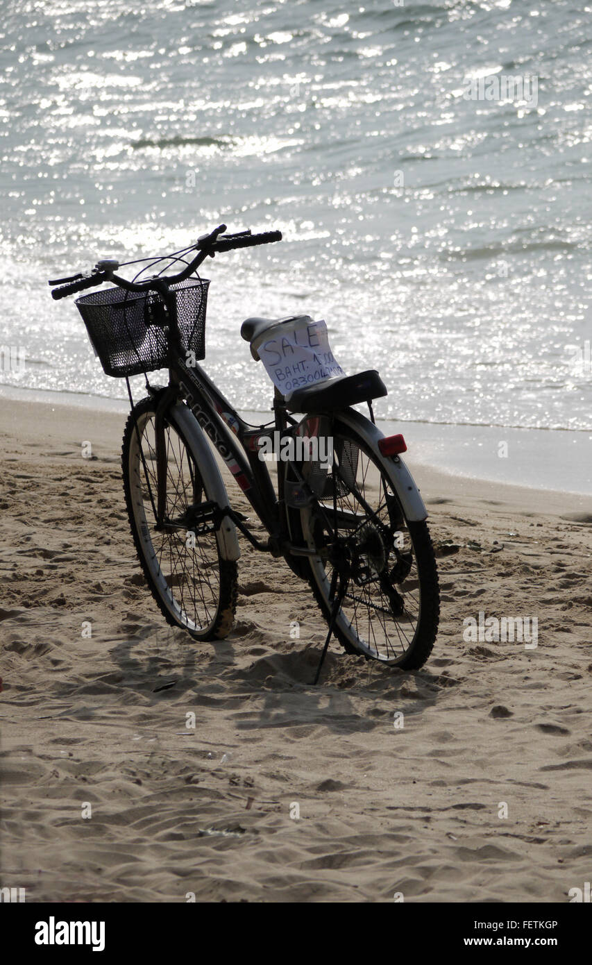 Noleggio parcheggiato sulla spiaggia di Pattaya Thailandia con una vendita per firmare su di esso. Foto Stock
