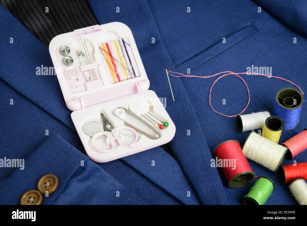 Tuta blu giacca e bobina di filo, mini kit di cucitura Foto Stock