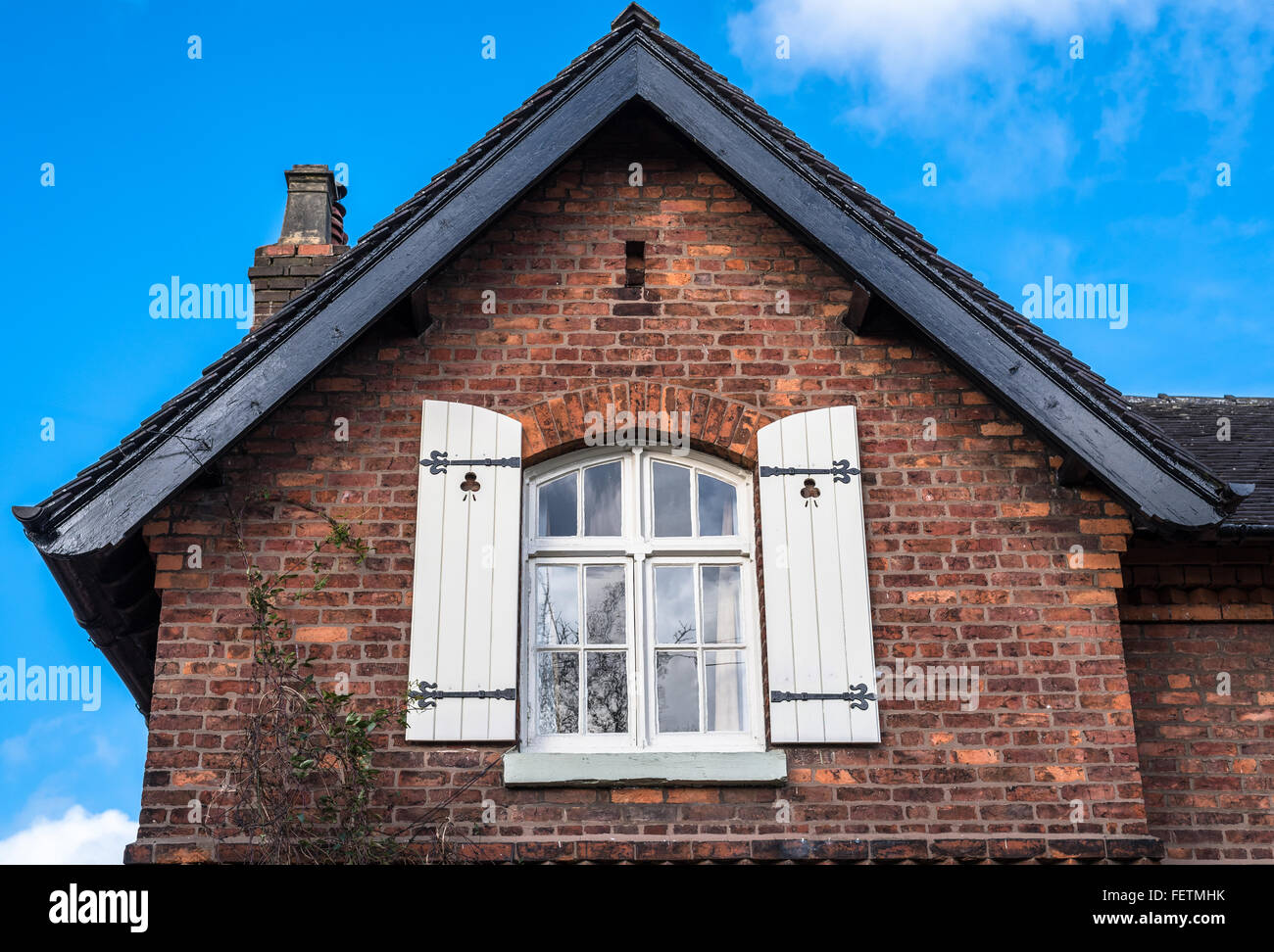 Mattone rosso casa del periodo vittoriano con persiane in legno. Foto Stock